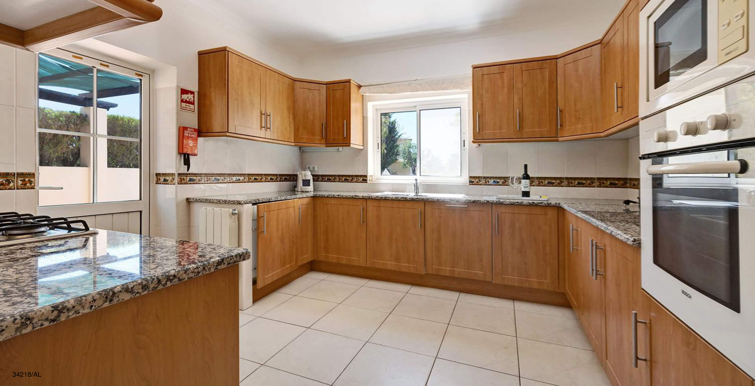 Die Villa Pestana Carvoeiro Golf V4 Standard hat eine Küche mit Holzschränken und Geräten