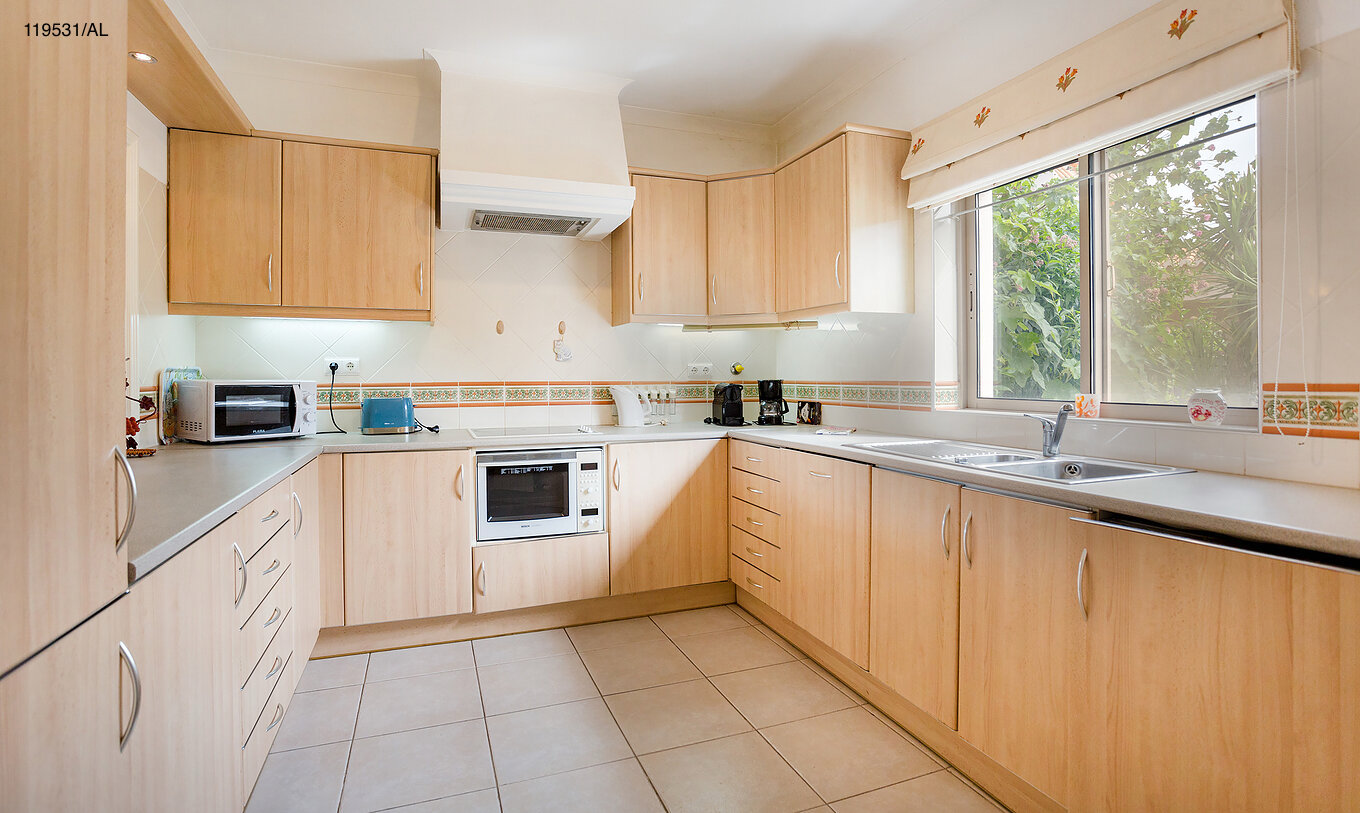 Die Wohnung Pestana Carvoeiro Golf T1 Standard verfügt über eine Küche mit Holzschränken und Geräten