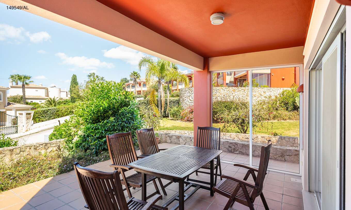 Die Wohnung Pestana Carvoeiro Golf T2 Superior hat einen Balkon mit Tisch und sechs Holzstühlen