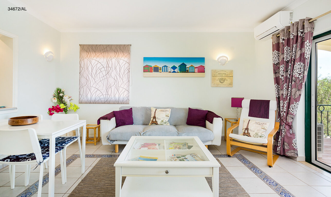 Die Wohnung Pestana Carvoeiro Golf T2 Superior hat ein Wohnzimmer mit Sofa, Esstisch und Stühlen