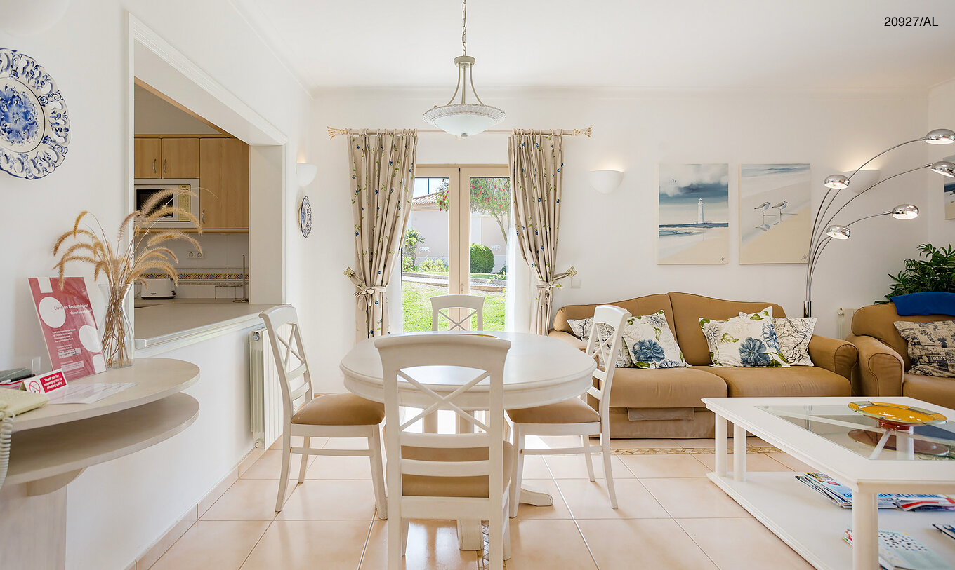 Die Wohnung Pestana Carvoeiro Golf T2 Superior hat ein Esszimmer mit rundem Tisch, Stühlen und Sofa