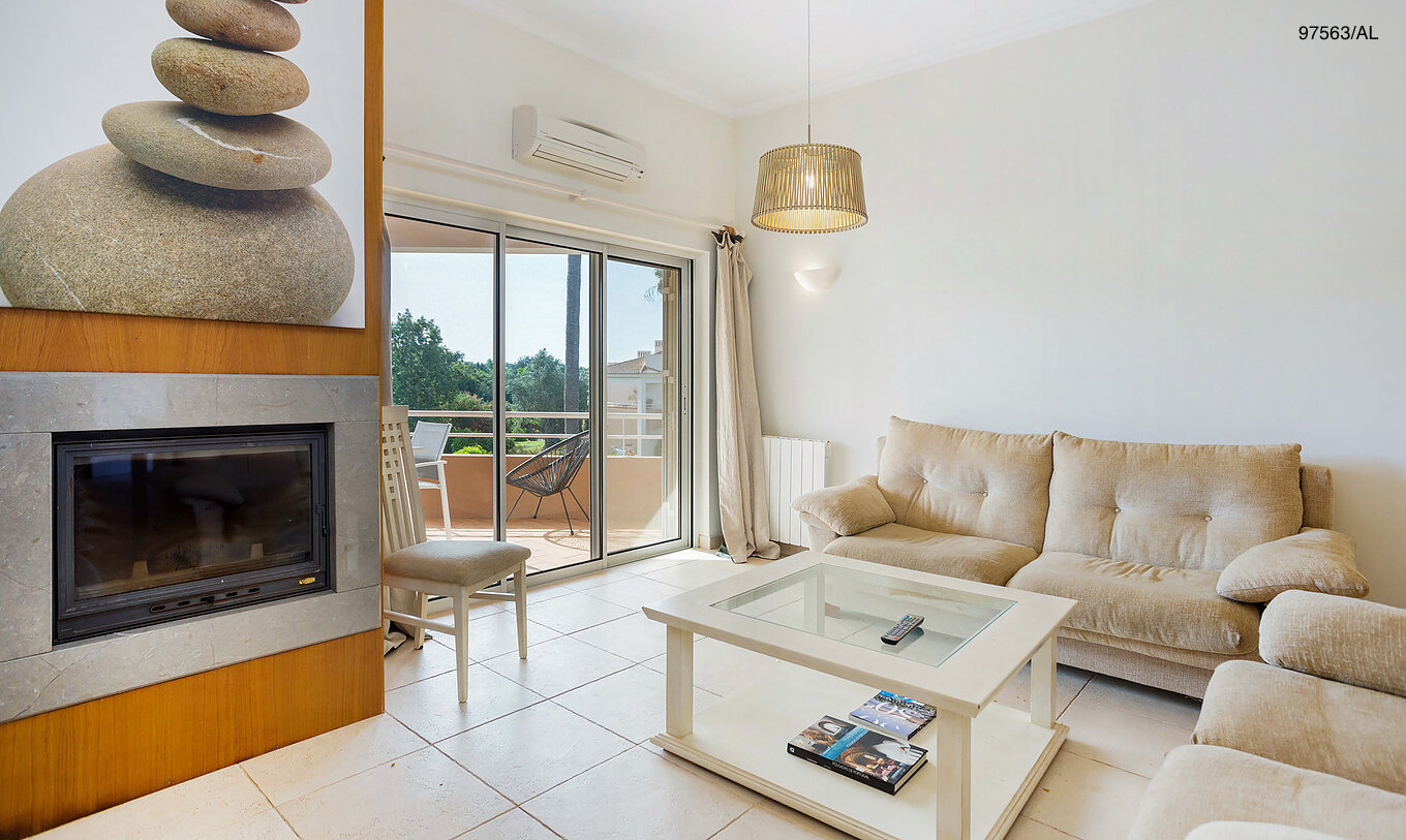 Die Wohnung Pestana Carvoeiro Golf T3 Superior hat ein Wohnzimmer mit Kamin, Sofas und Couchtisch