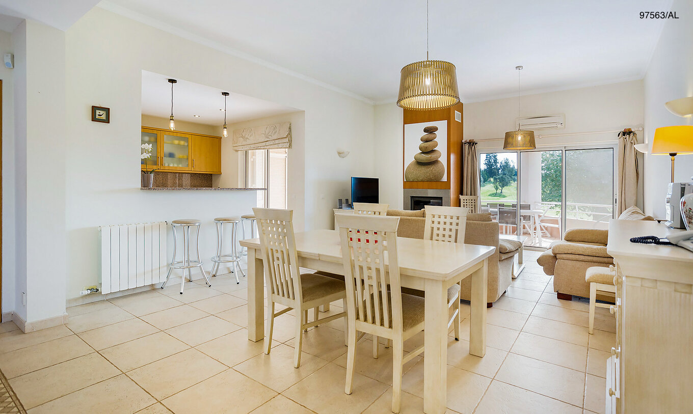 Die Wohnung Pestana Carvoeiro Golf T3 Superior hat ein Esszimmer mit Blick auf die Küche, Tisch und vier Stühle