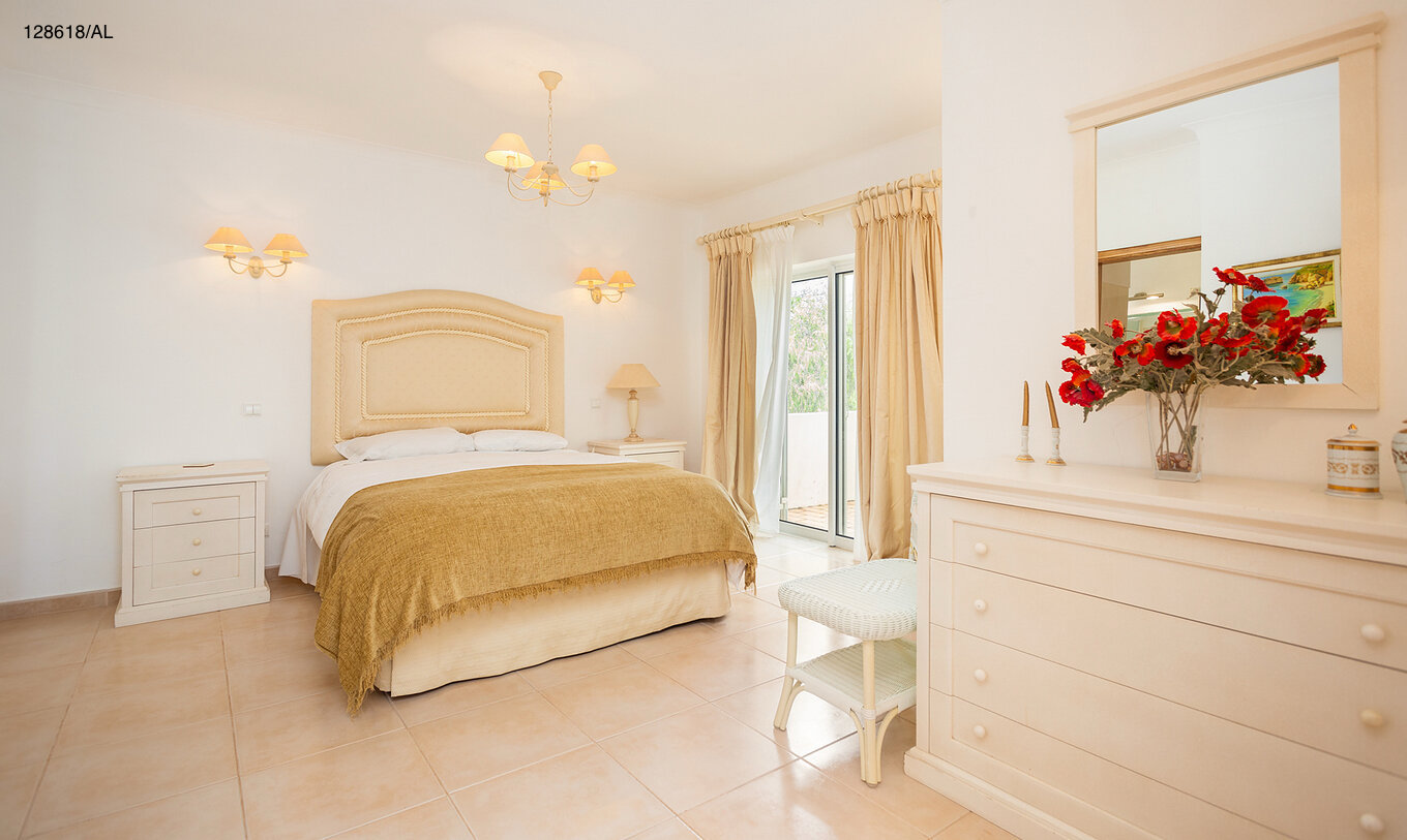 Die Villa Pestana Carvoeiro Golf V3 Superior hat ein Schlafzimmer mit Doppelbett, Spiegeln und Fenster mit Balkon