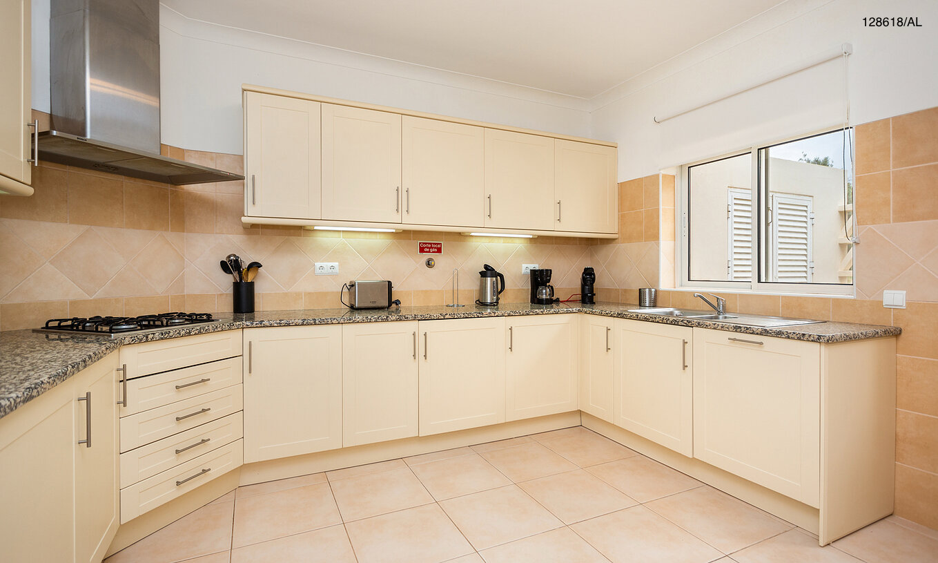 Die Villa Pestana Carvoeiro Golf V3 Superior hat eine Küche mit weißen Schränken und Geräten