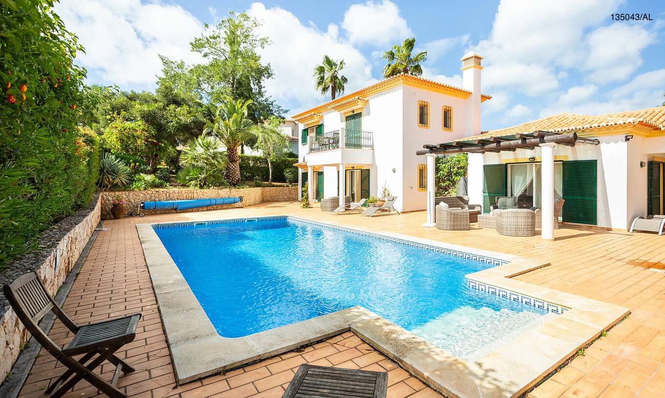 Die Villa Pestana Carvoeiro Golf V4 Standard hat einen Außenbereich mit Pool und Bäumen rundherum