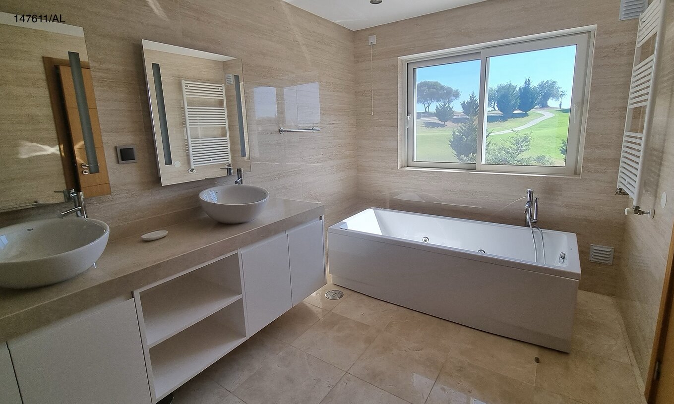 Die Villa Pestana Carvoeiro Golf V5 Superior hat ein Bad mit zwei Waschbecken, Badewanne und Spiegel