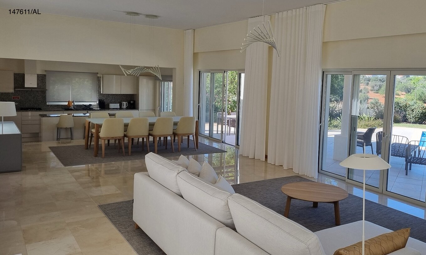 Die Villa Pestana Carvoeiro Golf V5 Superior hat ein Wohnzimmer mit Sofa, TV und Außenblick