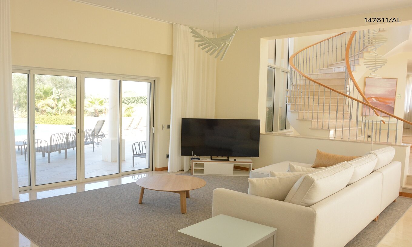 Die Villa Pestana Carvoeiro Golf V5 Superior hat ein Wohnzimmer mit beigem Sofa, Tisch und TV