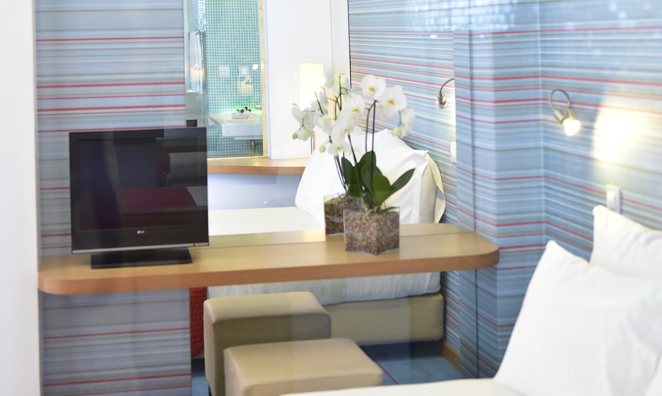 Das Deluxe Vista Terra im Pestana Dom João II hat ein Doppelbett, Spiegel und Fernseher