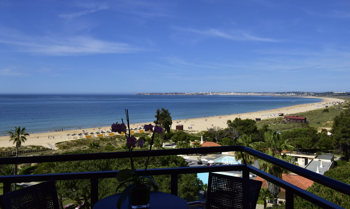 Das Deluxe Superior im Pestana Dom João II hat einen Balkon mit Blick auf den Strand