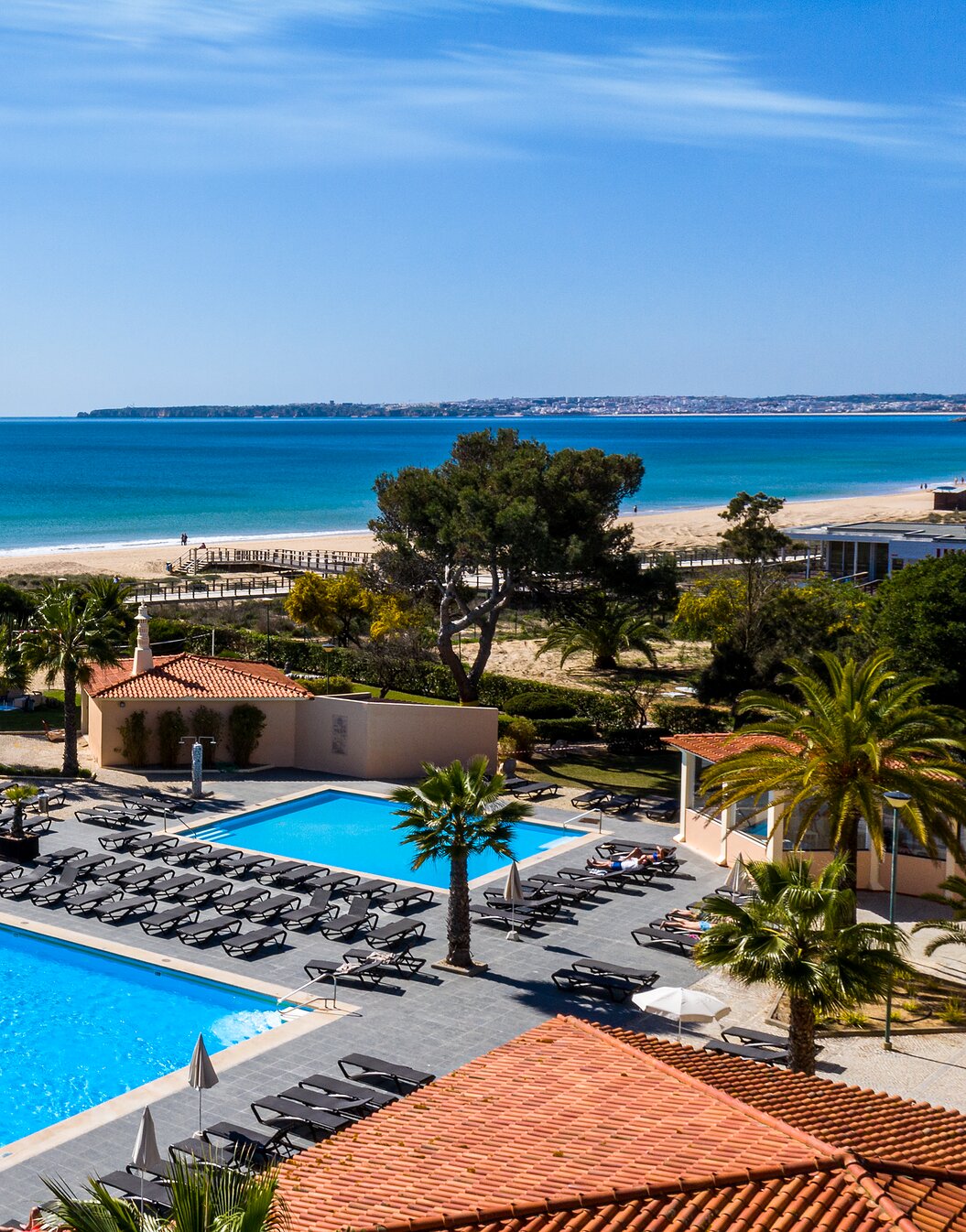 Außenansicht des Pestana Dom João II, ein 4-Sterne-Hotel am Strand von Alvor