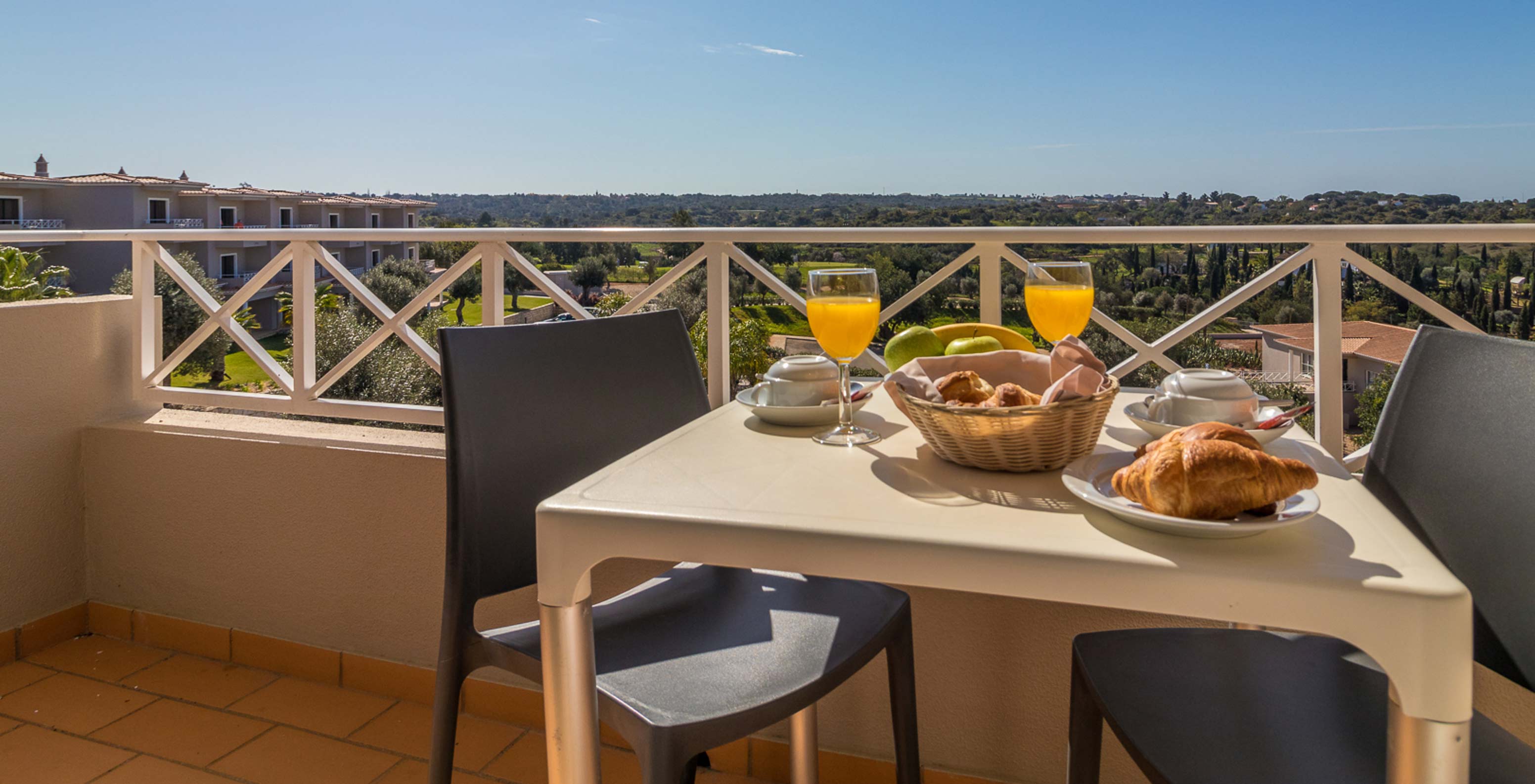 Das Studio im Pestana Gramacho Residences hat einen Tisch im sonnigen, grünen Außenbereich