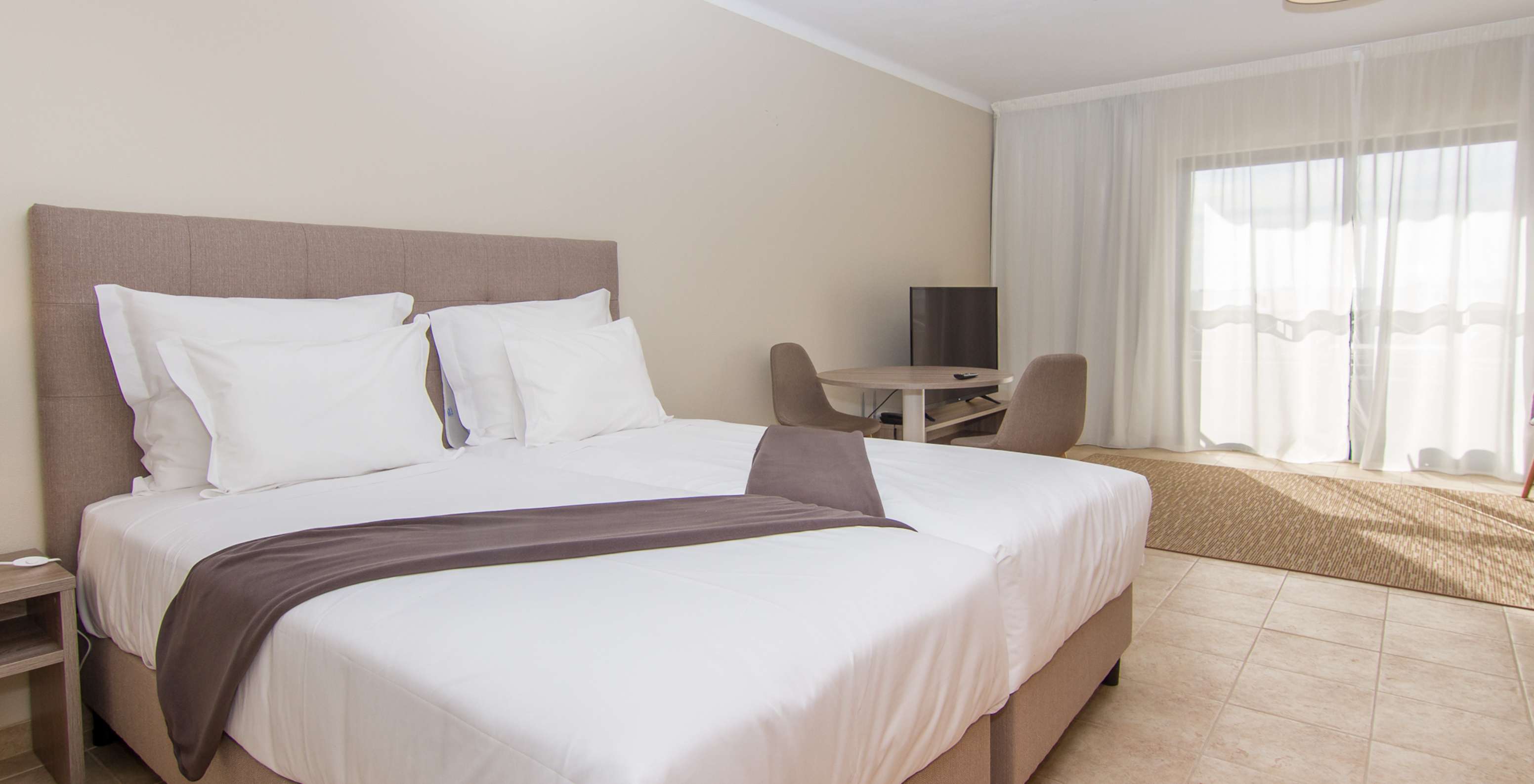 Das Studio im Pestana Gramacho hat zwei Einzelbetten, Tisch mit zwei Stühlen und Fenster