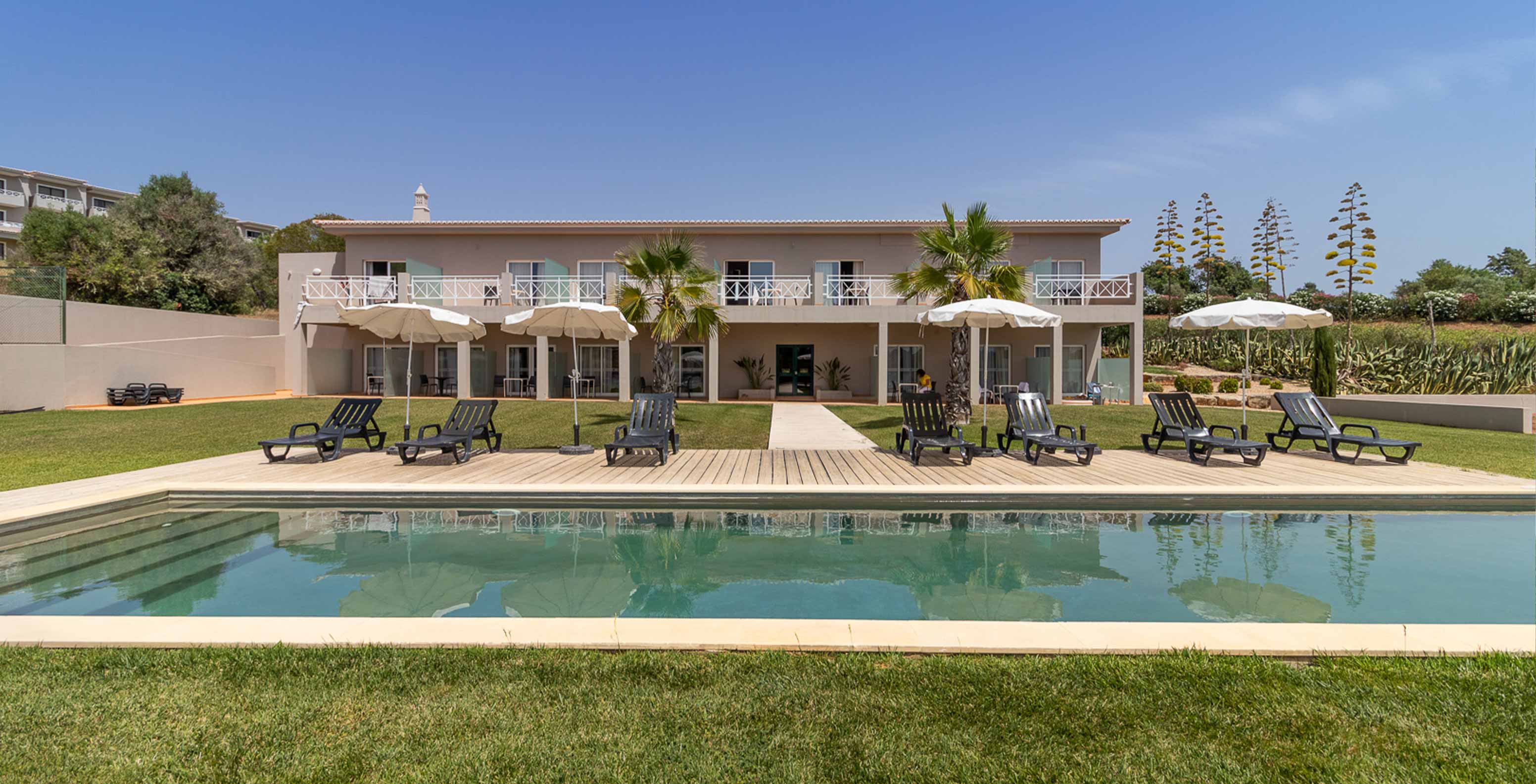 Klassisches Zimmer im Pestana Gramacho Residences mit Poolzugang, Liegen und Sonnenschirmen im Garten