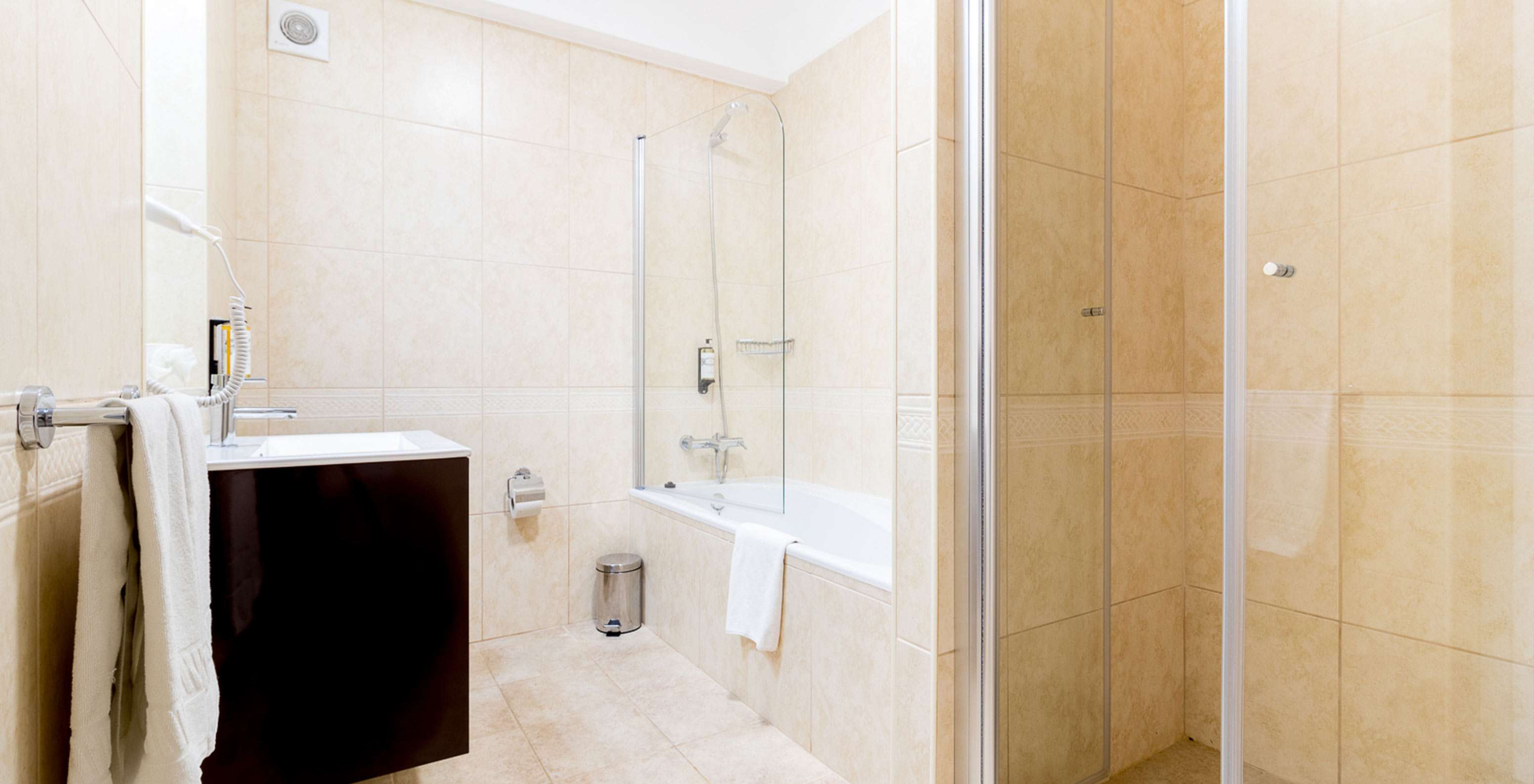 Das Einzimmerapartment im Pestana Gramacho hat ein helles Bad mit Wanne, Dusche und modernem Waschbecken