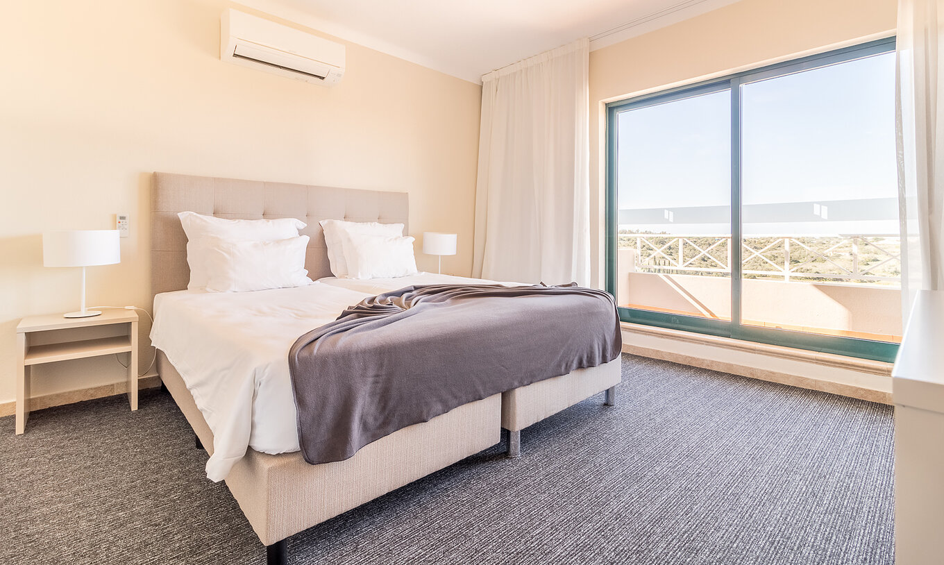 Das Einzimmerapartment im Pestana Gramacho hat ein modernes Zimmer mit großem Bett, Fenstern und Tageslicht