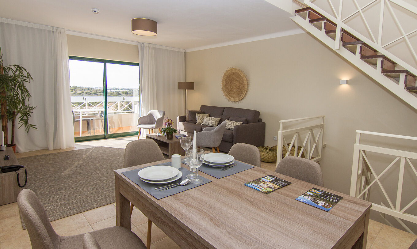 Das T2 Apartment im Pestana Gramacho hat Wohnzimmer mit Tisch und Stühlen sowie Sofa