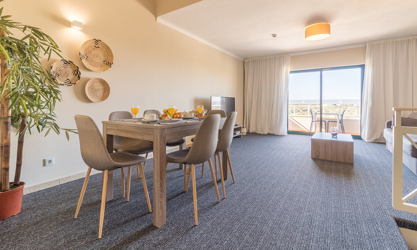 Das Zweizimmerapartment im Pestana Gramacho hat ein Esszimmer mit Balkon und viel Tageslicht