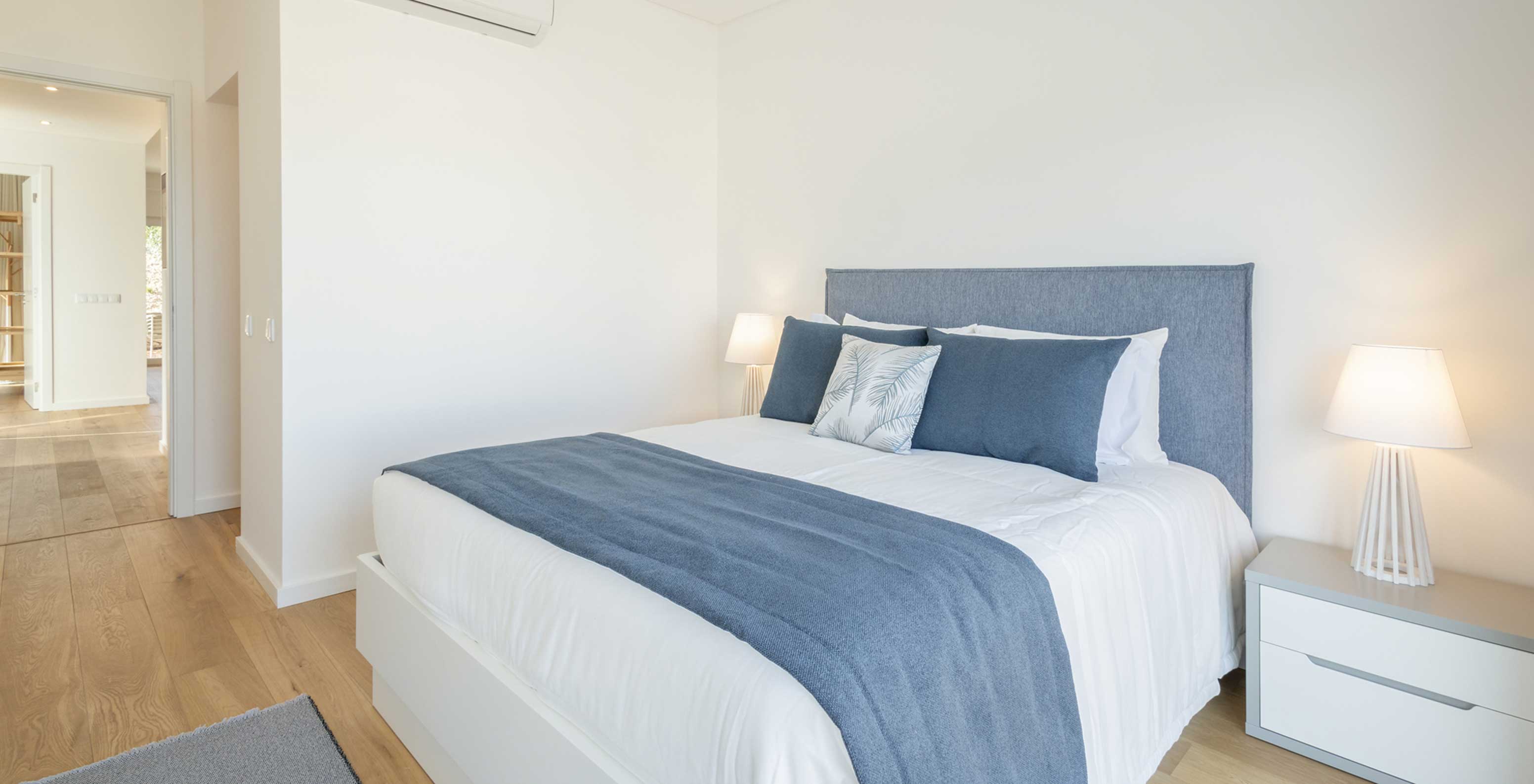 Apartment im Pestana Valley Nature Village mit einem Doppelbett und Klimaanlage