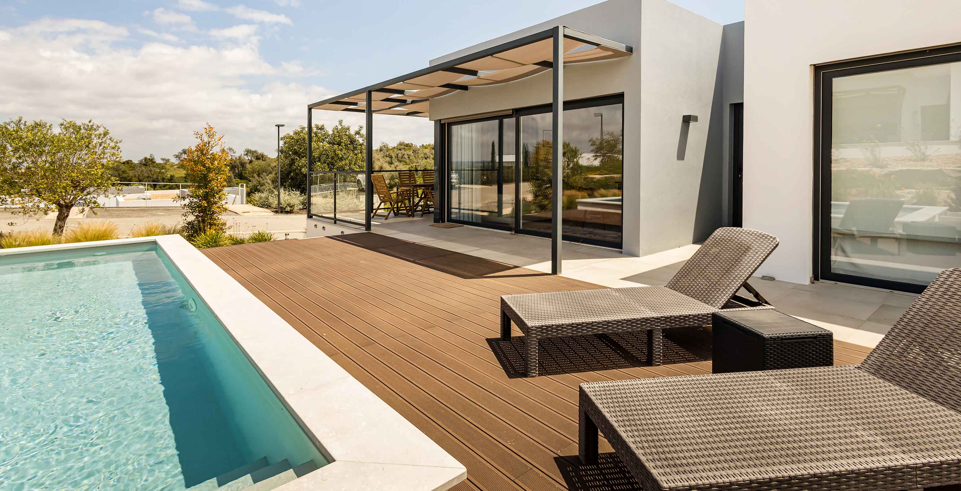 Villa im Pestana Valley Nature Village mit einer Terrasse mit Pool und einer Pergola