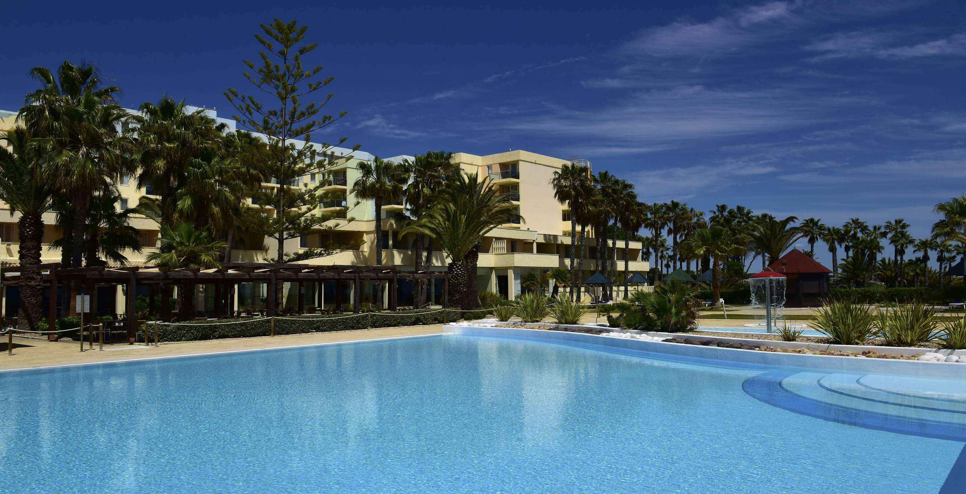 Pestana Viking Außenpool an einem sonnigen Tag, mit einer Bar und einem kleinen Kinderpool