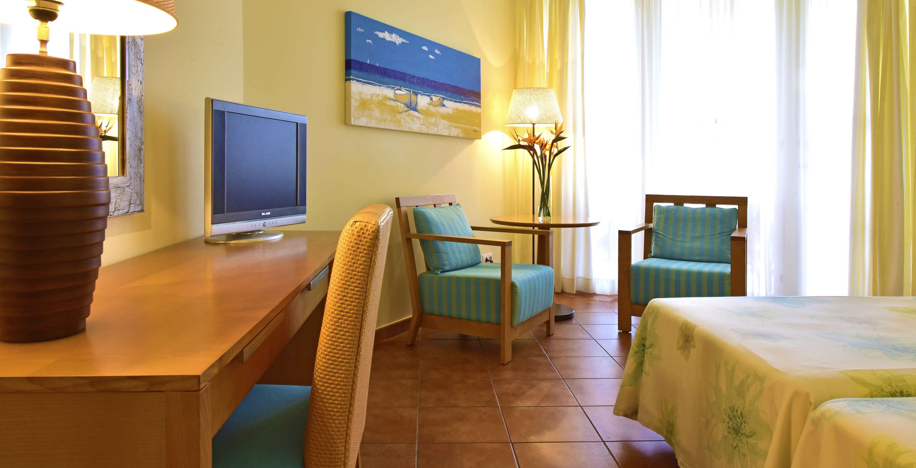 Deluxe Superior Meerblick Zimmer Pestana Viking hat Fernseher, zwei Stühle mit Couchtisch und einen Schreibtisch
