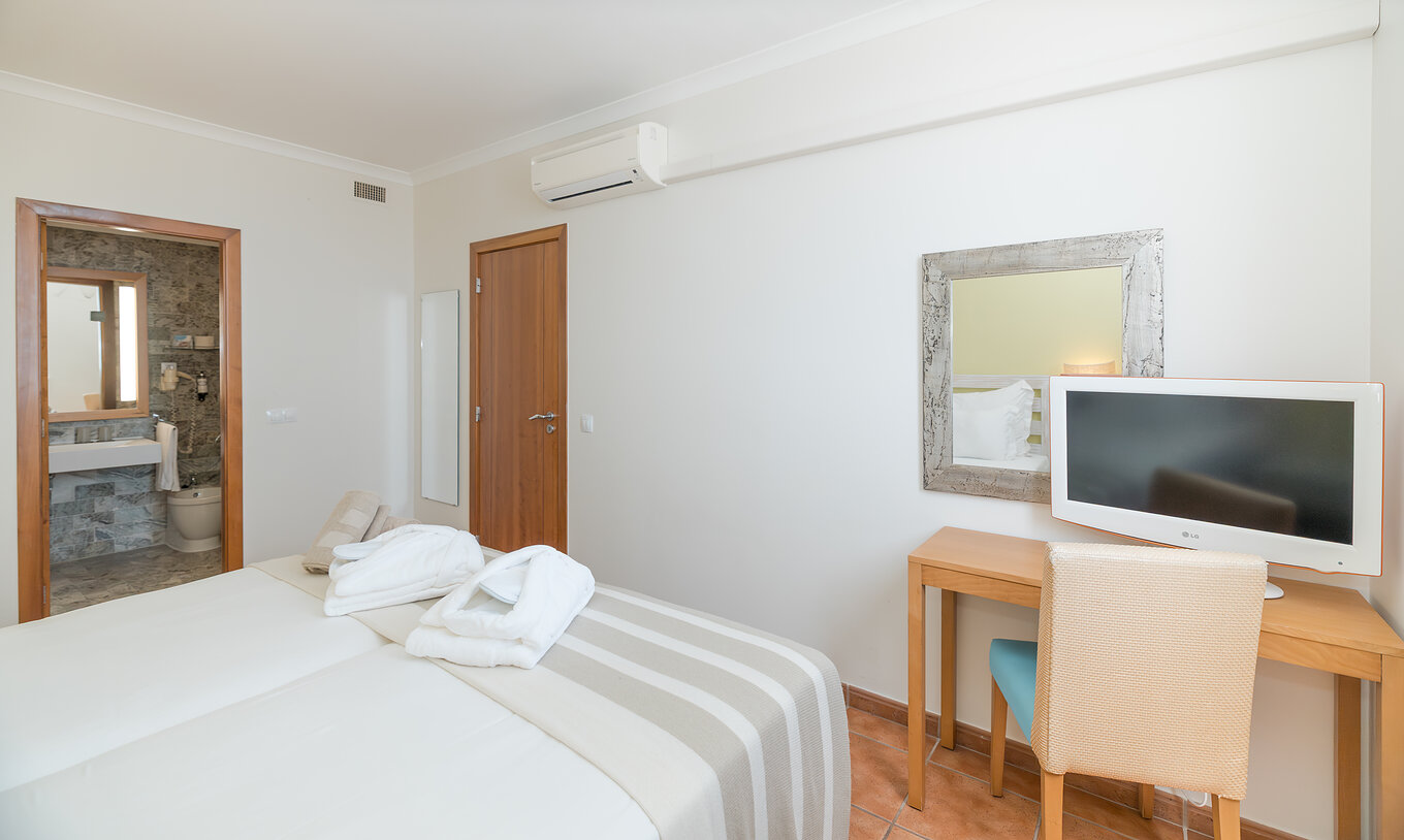 Die Superior Suite Meerblick im Pestana Viking hat ein Zimmer mit zwei Betten, Schreibtisch, Klimaanlage und Bad