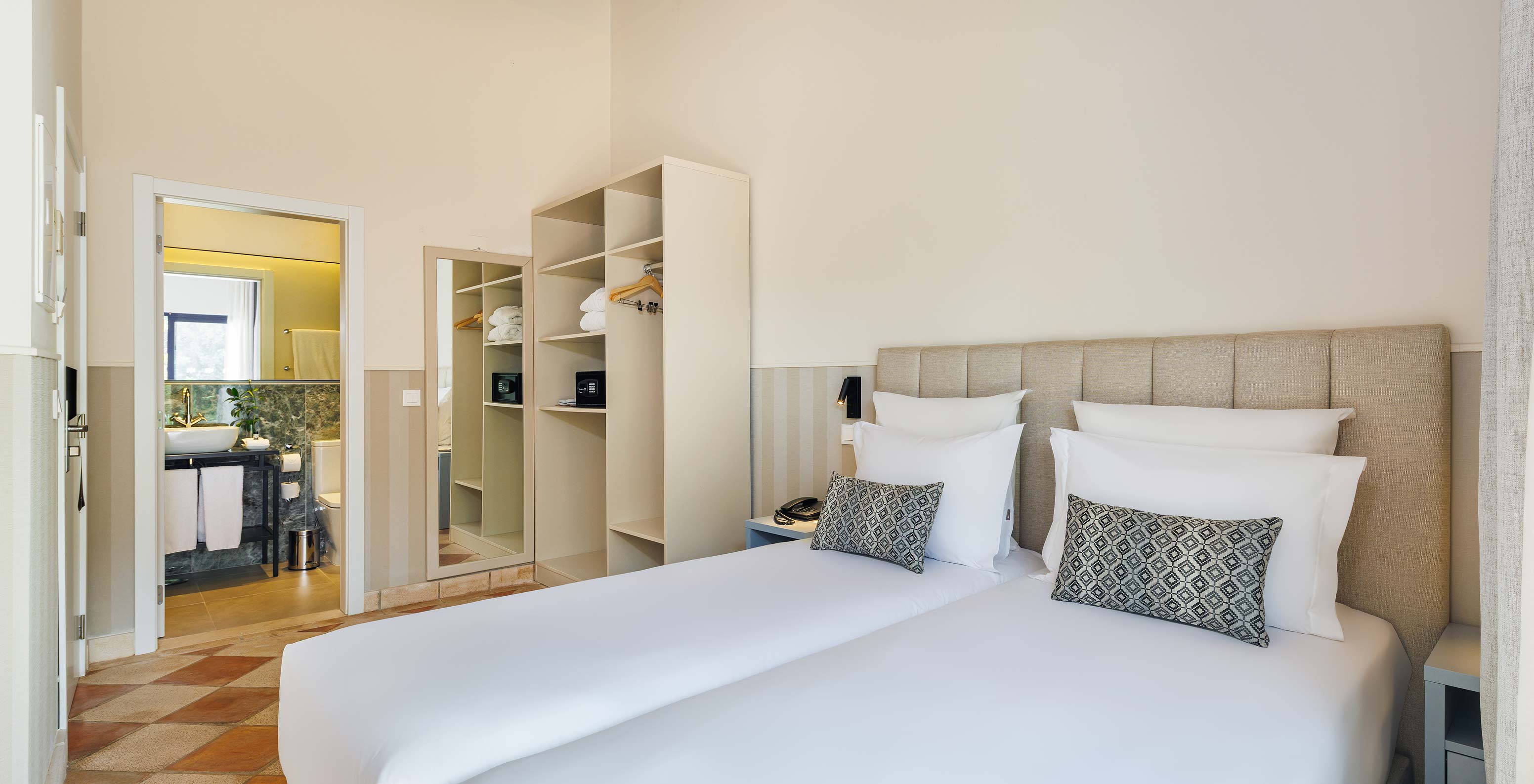 Das Classic Garden View im Pestana Vila Sol - Vilamoura hat zwei Einzelbetten, Spiegel und Bad