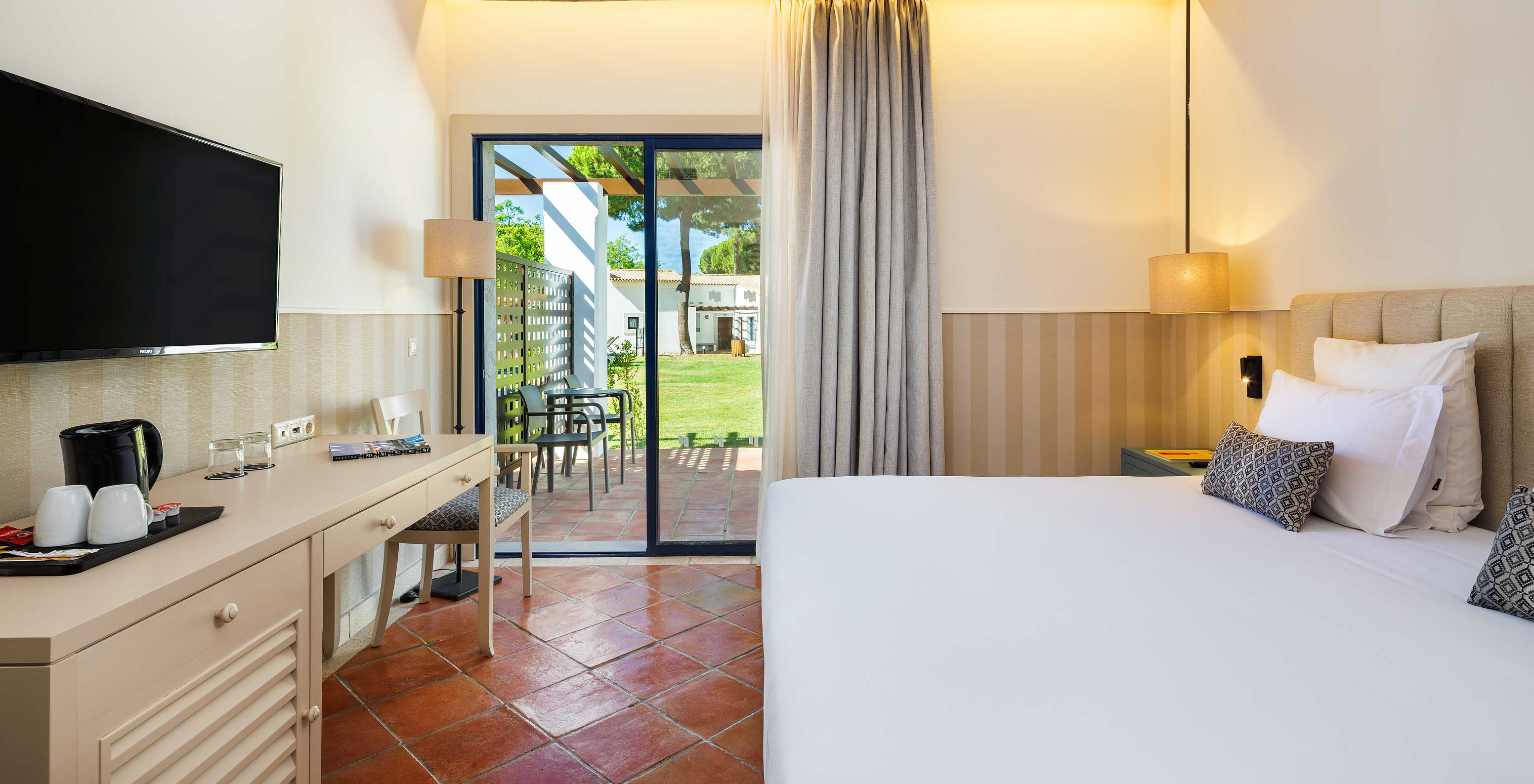 Das Superior Garden View im Pestana Vila Sol - Vilamoura hat Doppelbett, TV und Fenster mit Balkon