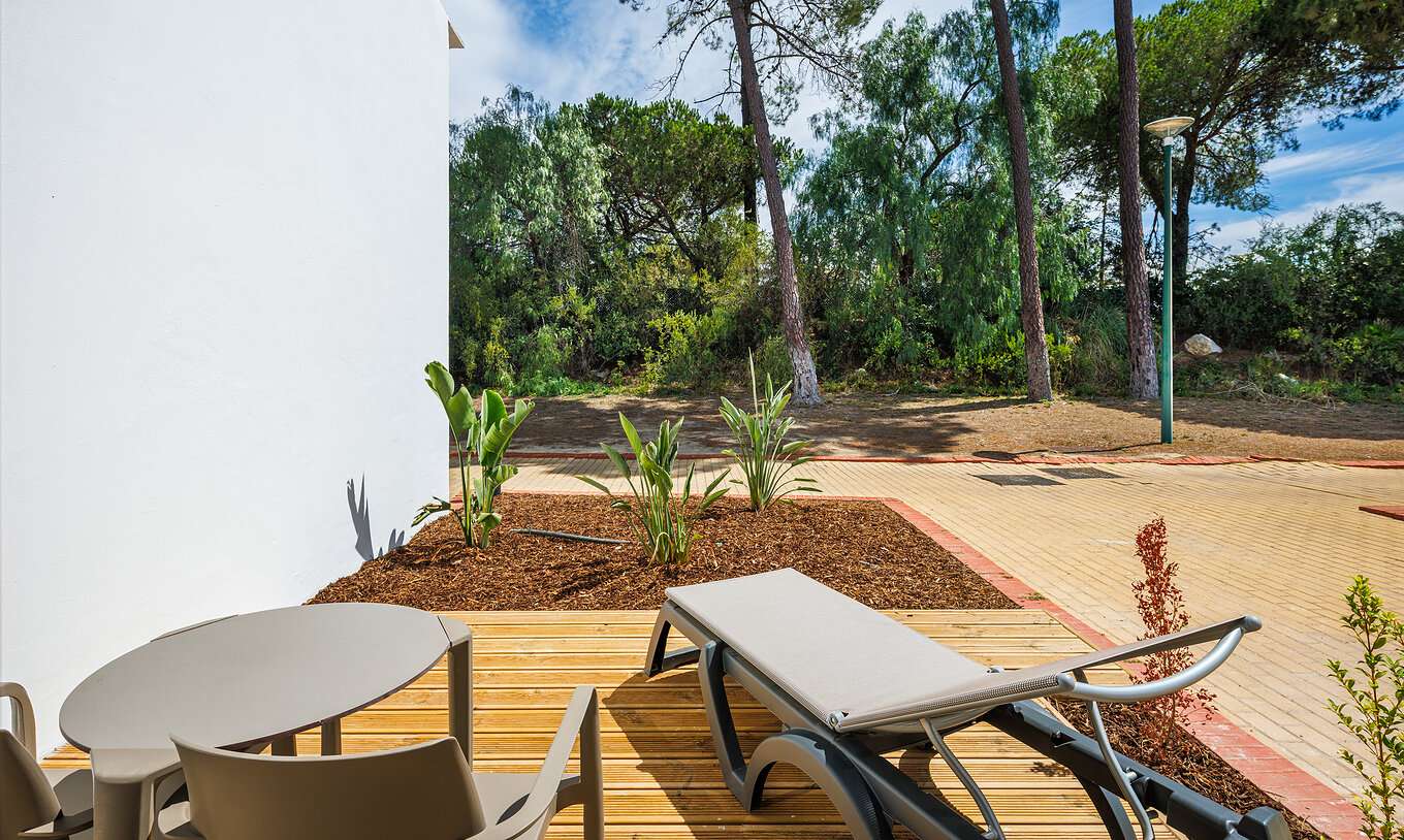 Das Classic Garden View im Pestana Vila Sol - Vilamoura bietet Balkon mit Liegestuhl und Blick ins Grüne