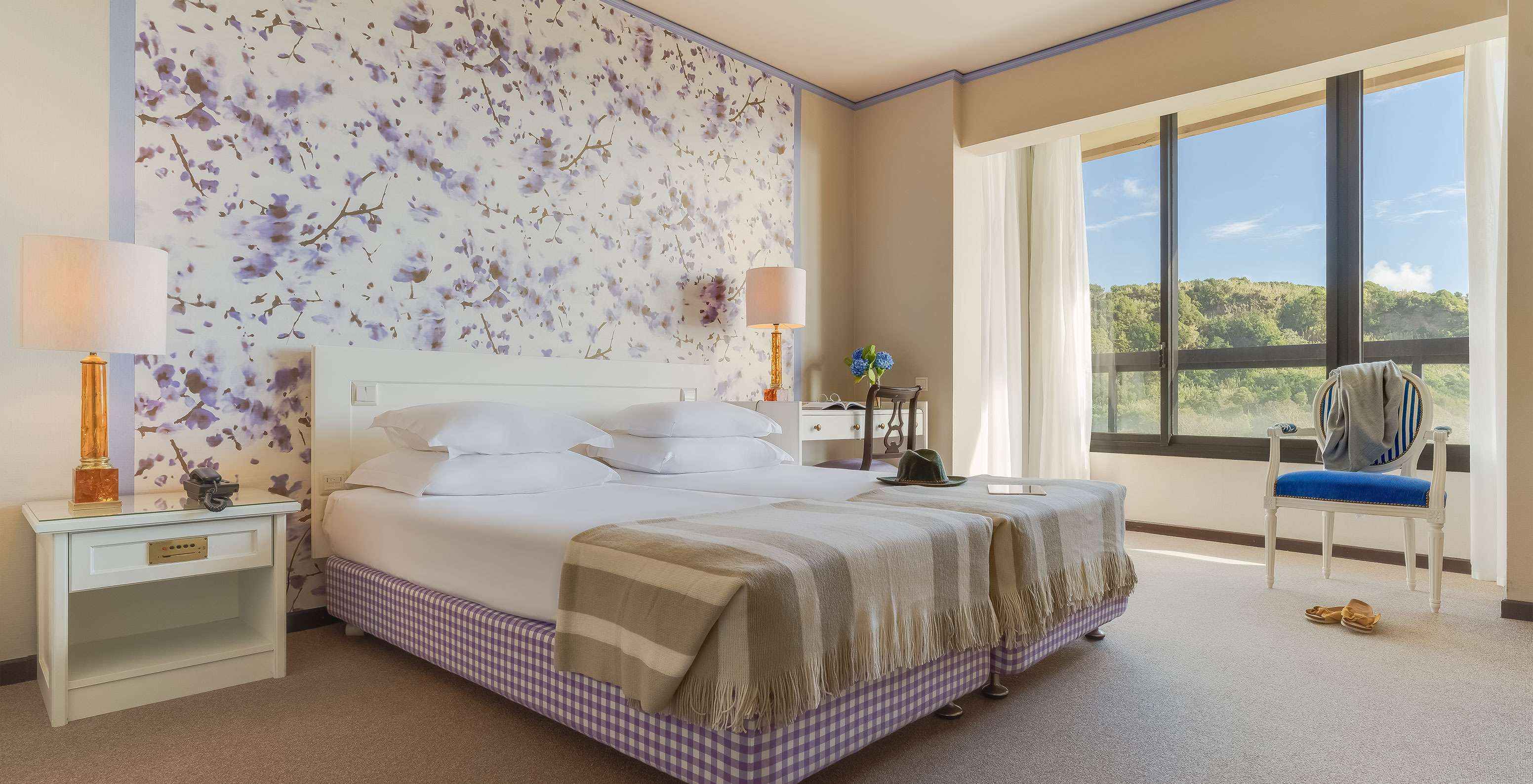 Das Standard Gartenblick Zimmer im Pestana Bahia Praia ist ein geräumiges Zimmer mit zwei Betten und einem Schreibtisch