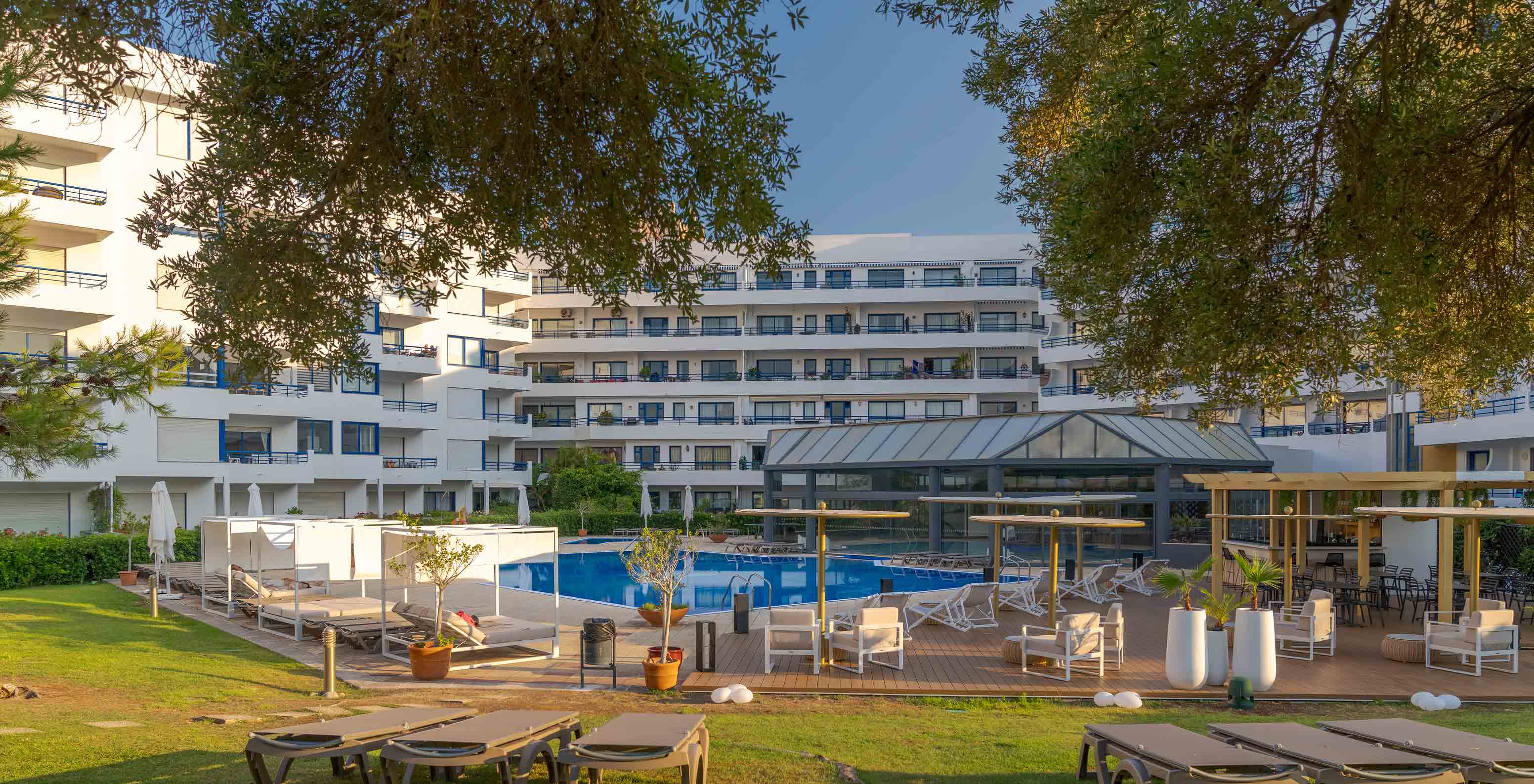 Das Pestana Cascais, ein Hotel direkt am Meer mit Pool und Spa, hat Liegestühle im Garten.