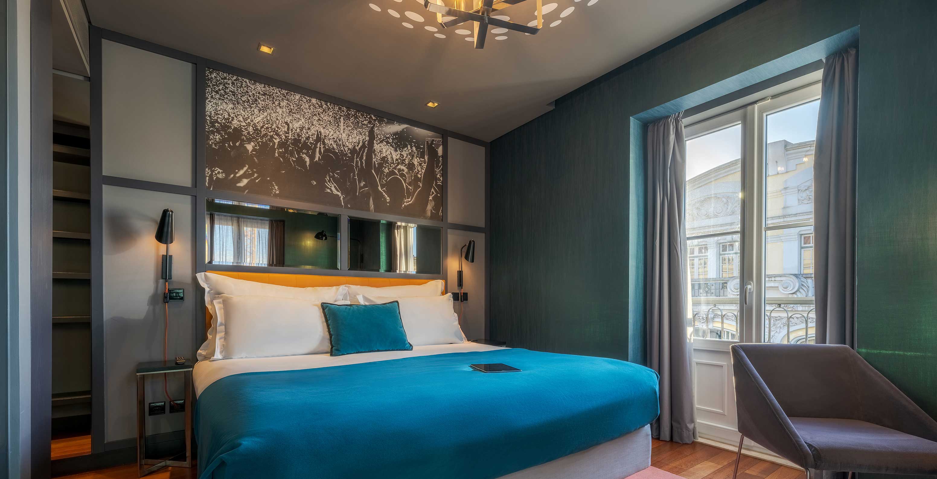 Das CR7 Superior im Pestana CR7 Lisboa hat ein Doppelbett und ein Fenster mit schönem Ausblick