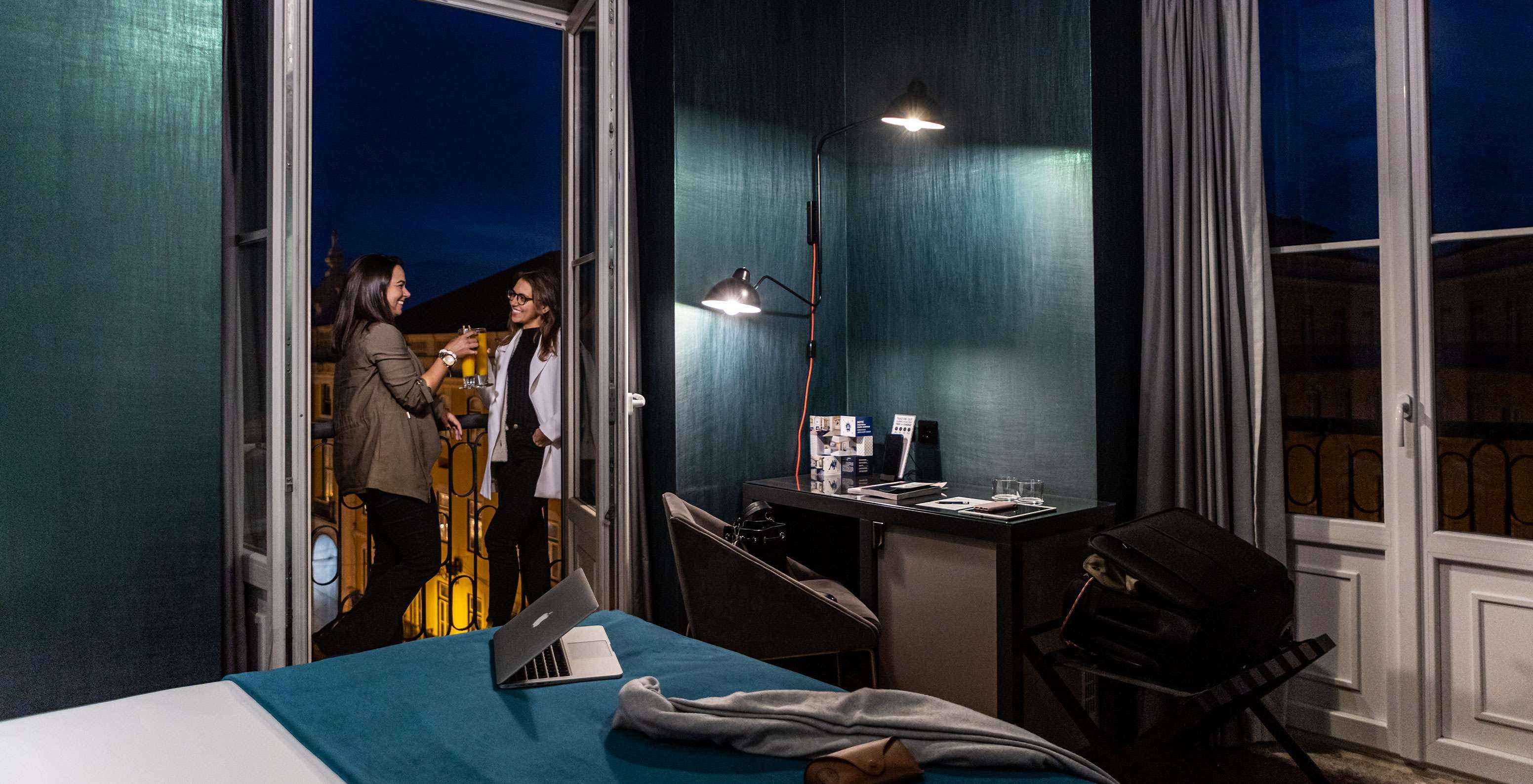 Im CR7 Superior Corner im Pestana CR7 Lisboa kann man auf dem Balkon mit Blick auf die Baixa von Lissabon entspannen