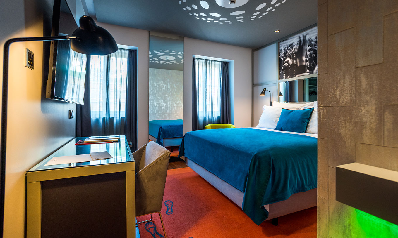 Das CR7 Zimmer im Pestana CR7 Lisboa hat ein Doppelbett, einen Spiegel und einen Schreibtisch