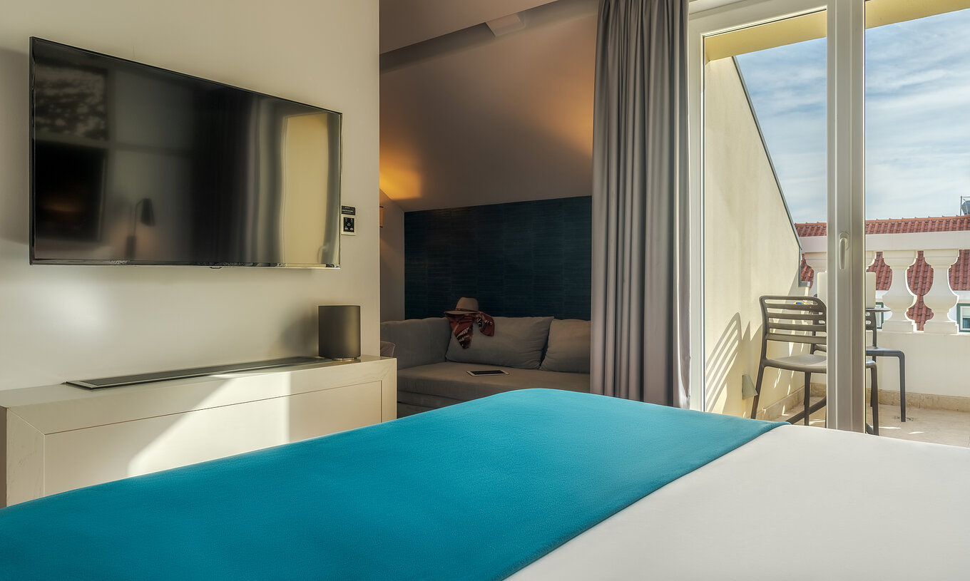 Das CR7 Superior Rooftop hat ein Doppelbett ein Sofa und einen Balkon im Pestana CR7 Lisboa