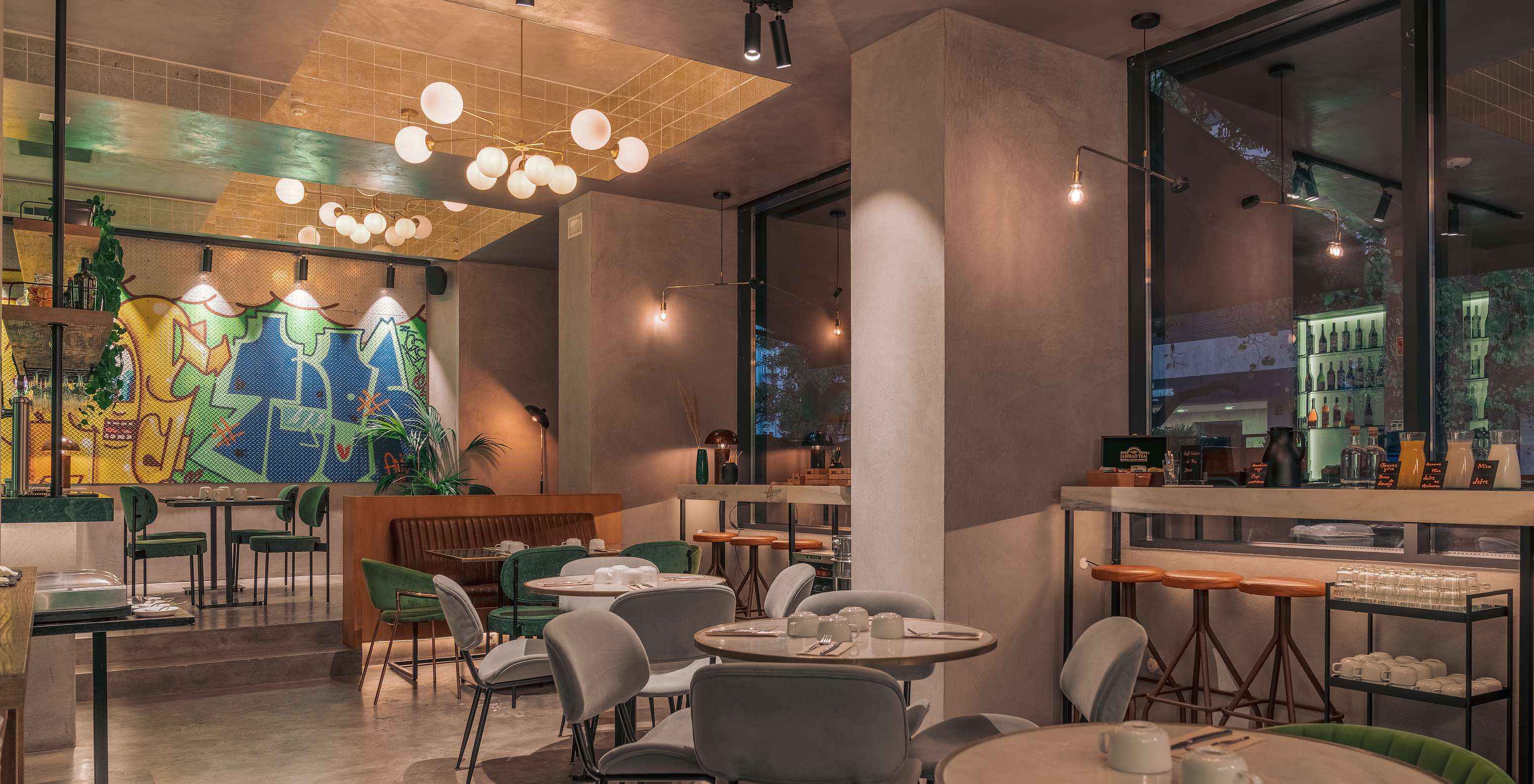 Restaurant des Pestana Lisboa Vintage mit bunten Tischen und Stühlen, Deckenlampen und hohen Tischen mit Stühlen