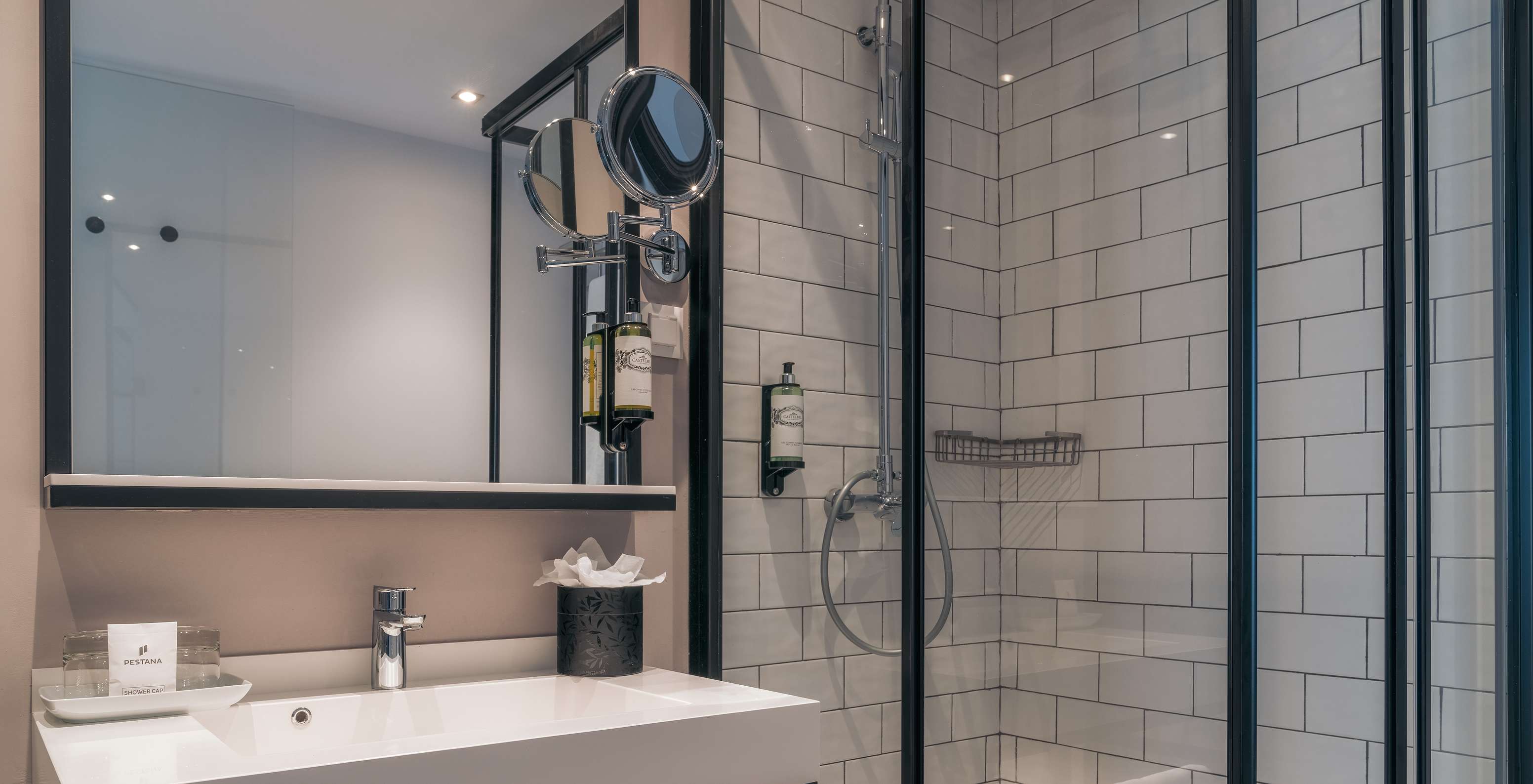 Das Vintage Zimmer im Pestana Lisboa Vintage hat Dusche mit Glastüren, schwarzen Akzenten und zwei Spiegeln