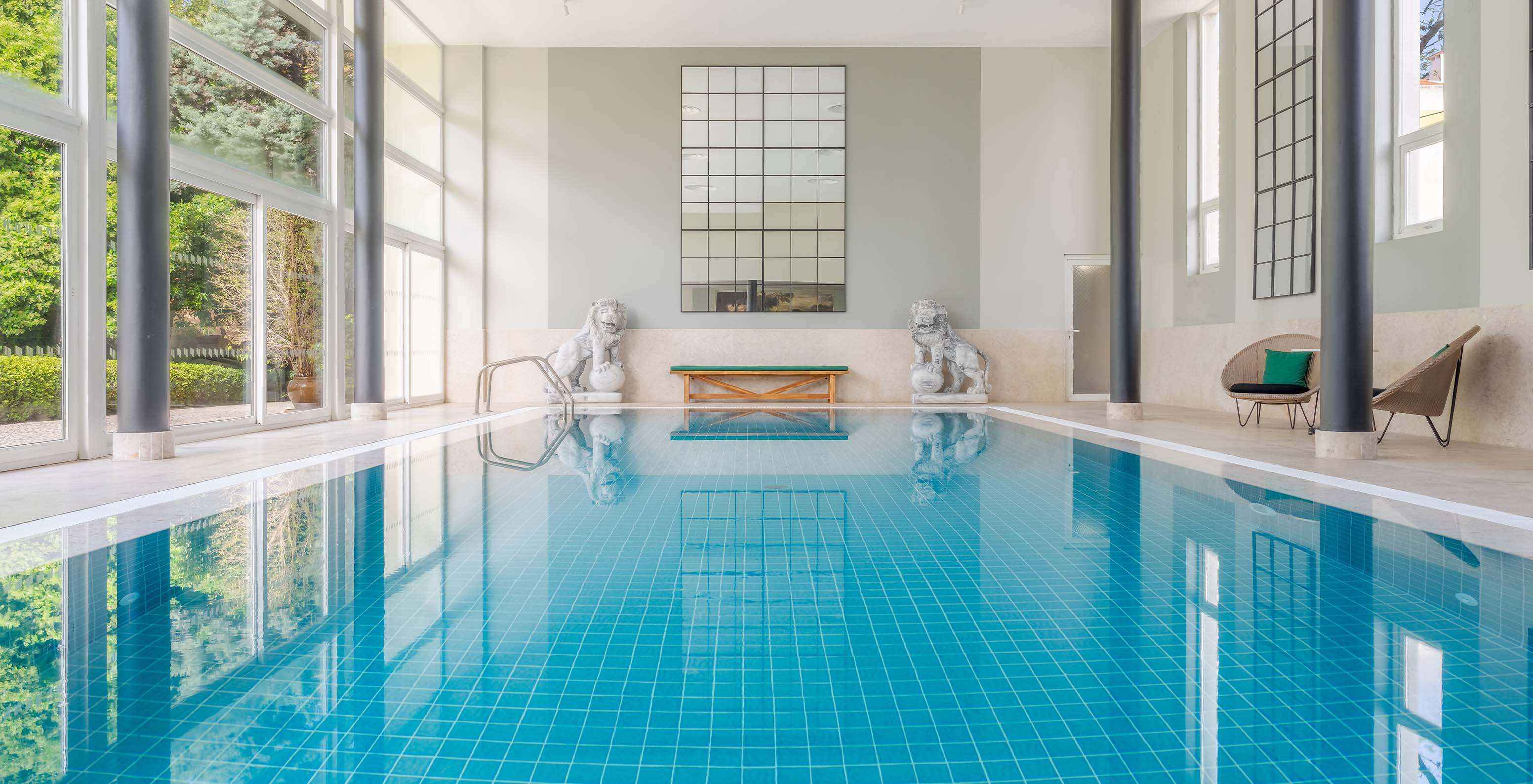 Innenpool des Palace Lisboa, Hotel in einem Palast in Lissabon mit natürlichem Licht und zwei Löwenskulpturen