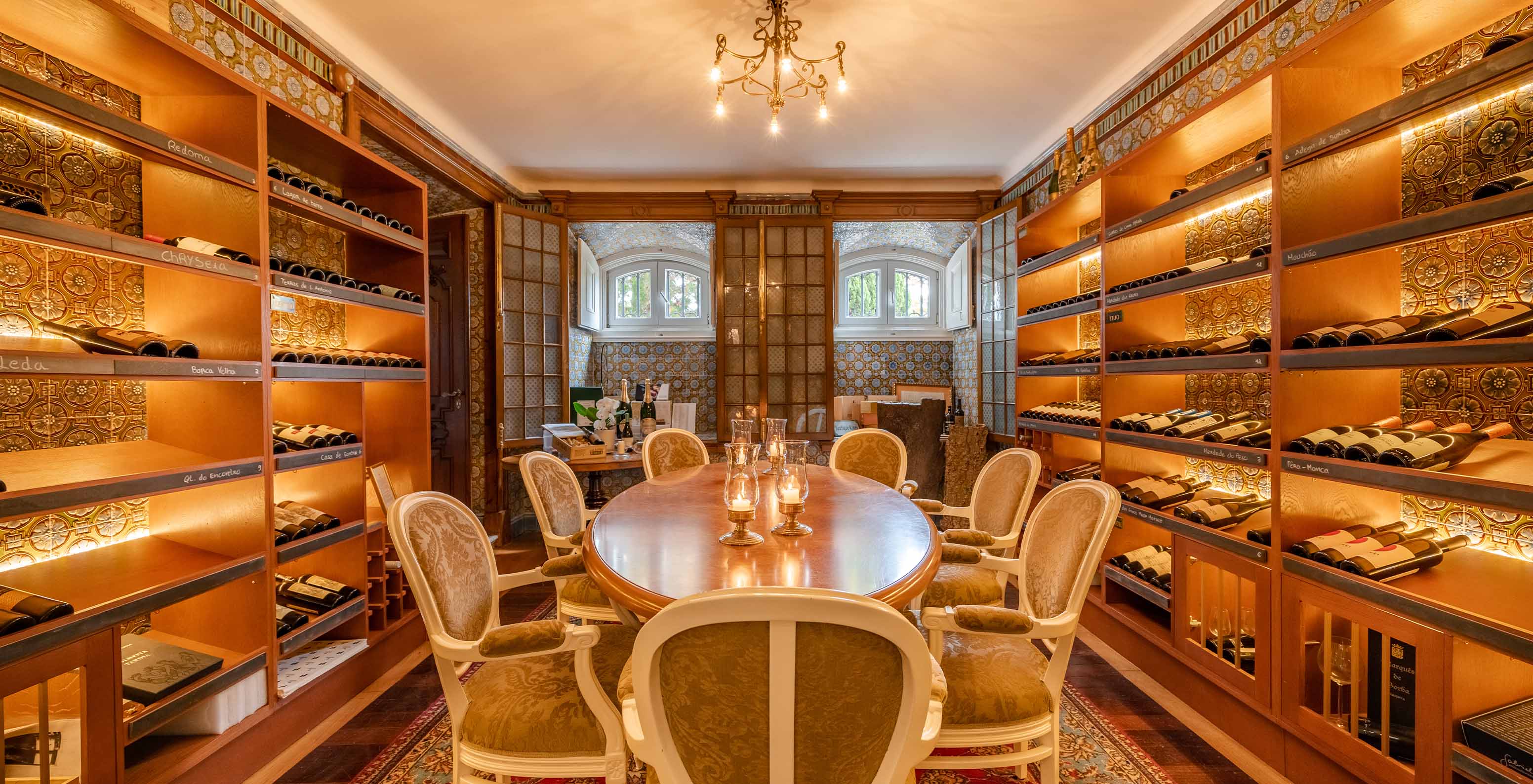 Weinboutique mit Tisch in der Mitte und Weinkeller-Design im Palace Lisboa, Hotel in einem Palast mit Spa