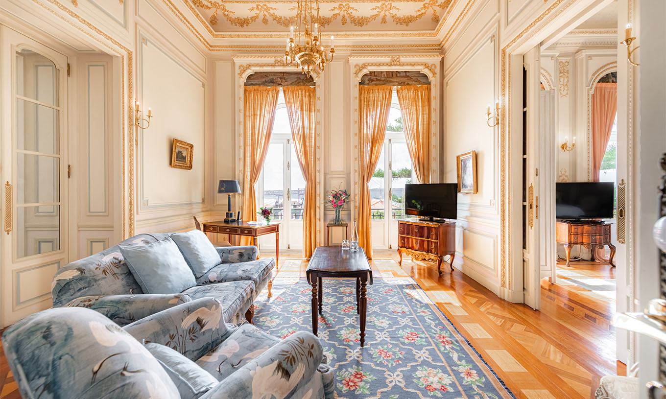 Die D. Manuel/D. Luís Filipe Suite im Pestana Palace Lisboa hat ein luxuriöses Wohnzimmer mit Sofa und Fenster