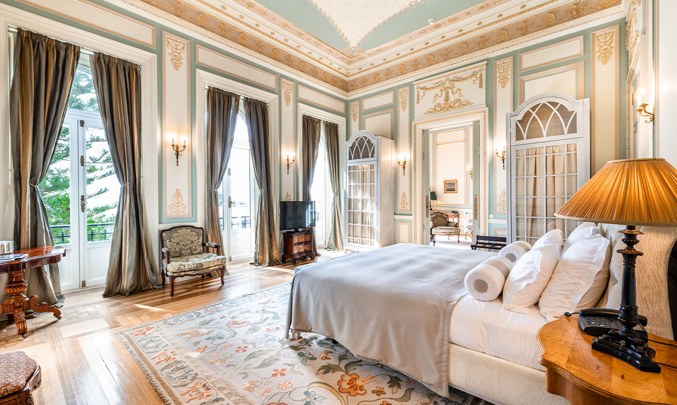 Die D. Manuel/D. Luís Filipe Suite im Pestana Palace Lisboa hat ein großes Zimmer mit drei Fenstern und Gartenblick