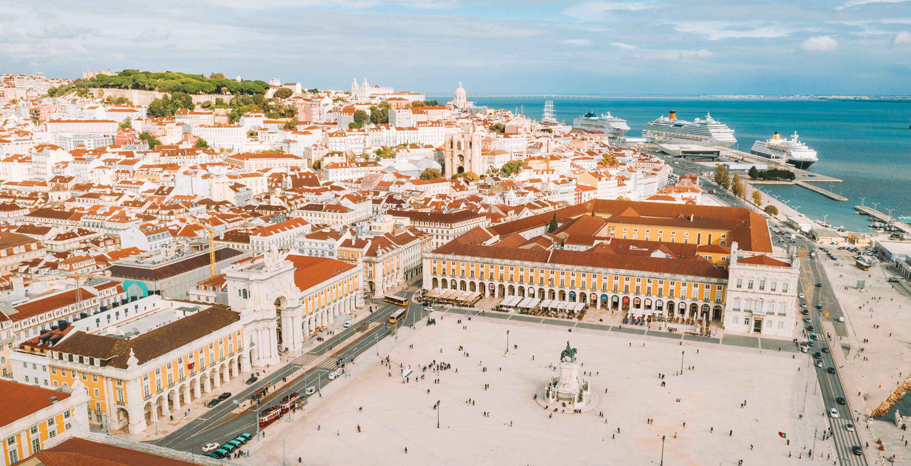 Panoramablick auf die Baixa von Lissabon mit dem Terreiro do Paço, dem Bogen der Rua Augusta und dem Fluss Tejo