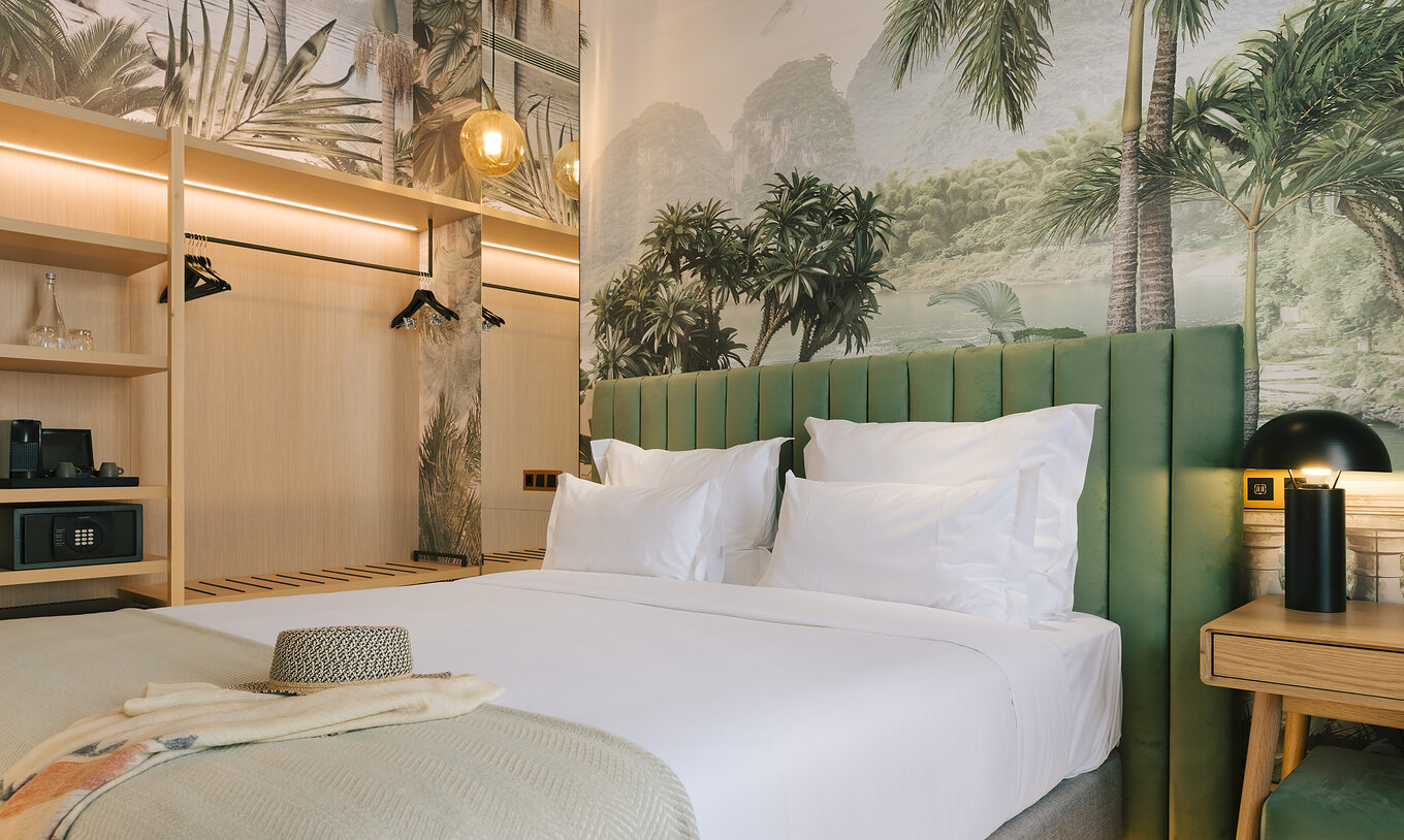 Das Superior Zimmer im Pestana Rua Augusta Lisboa hat ein Doppelbett und einen offenen Schrank