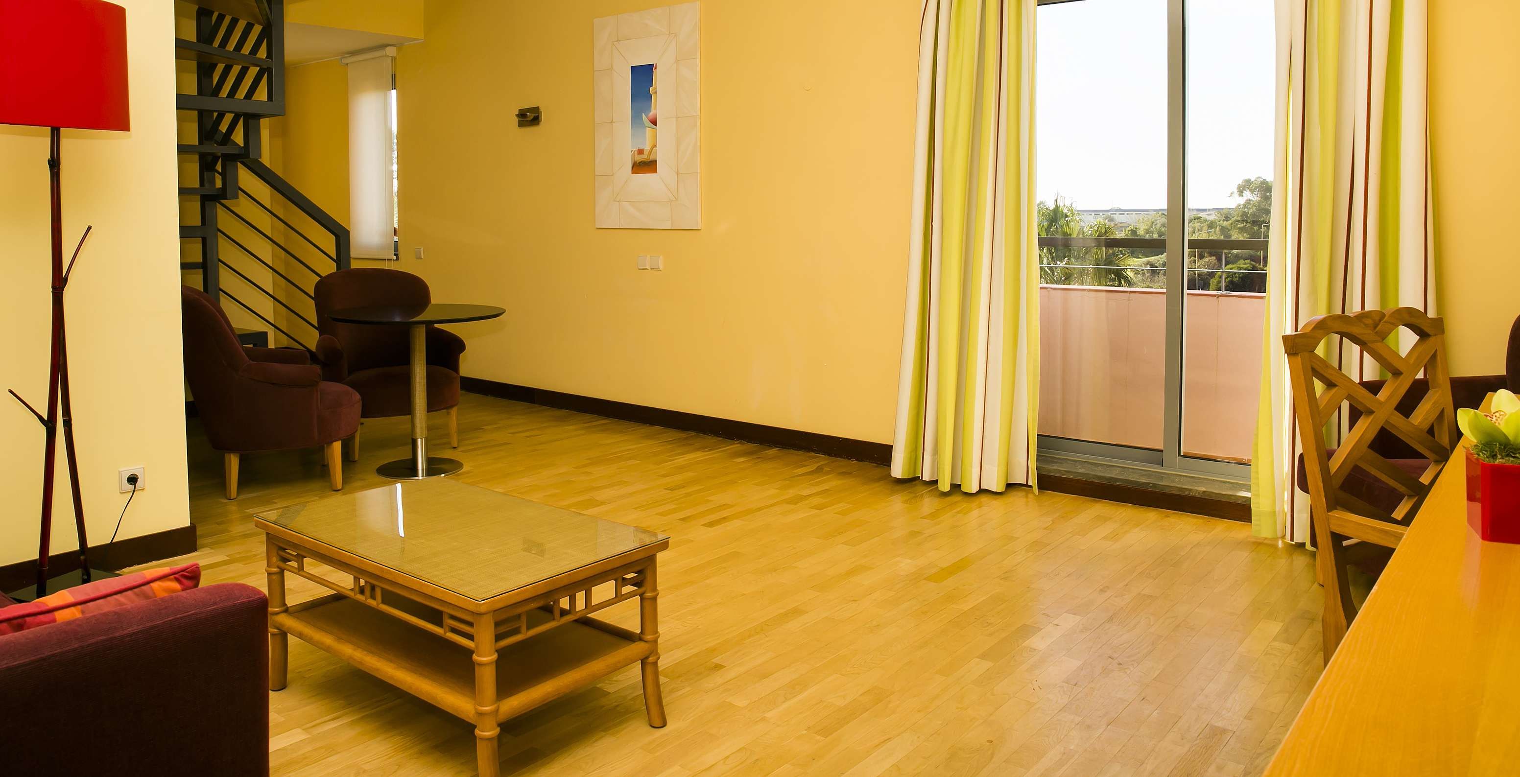 Die Deluxe Mezzanine Suite im Pestana Sintra Golf hat ein Wohnzimmer mit Sessel und Tisch