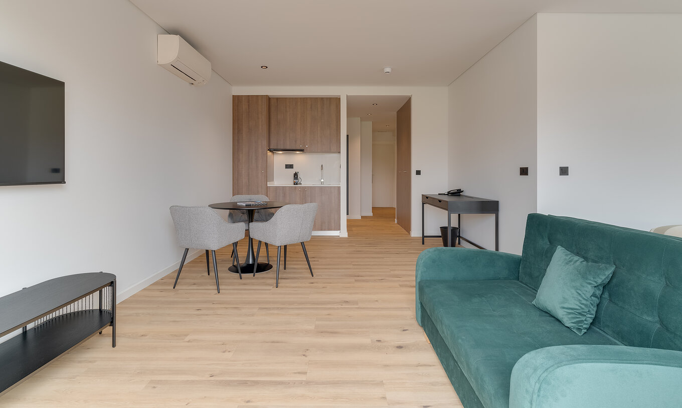 Das Familienzimmer mit Balkon im Clubhaus Pestana Sintra Golf hat ein Sofa, einen Fernseher und eine Kochnische