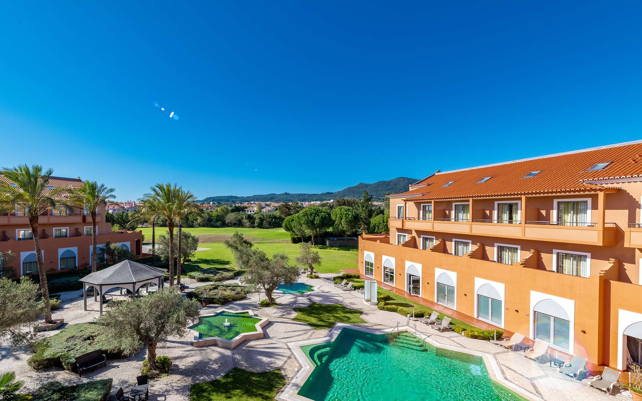 Ansicht des Pestana Sintra Golf, ein 4-Sterne-Hotel in Sintra mit Außenpool, Garten und Golfplatz