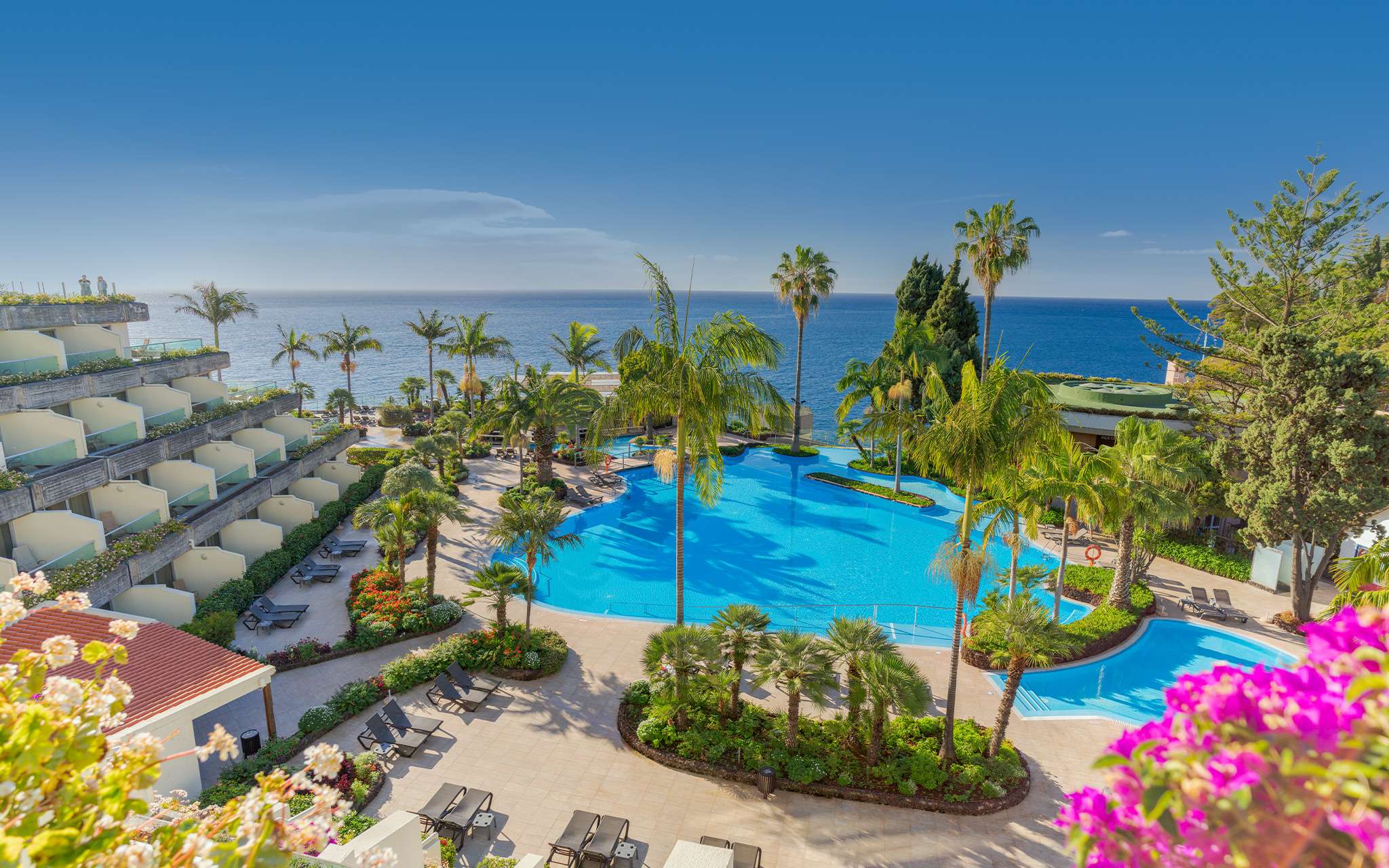 Außenansicht des Pools und Gebäudes des Pestana Carlton, ein Hotel im Zentrum von Funchal am Meer