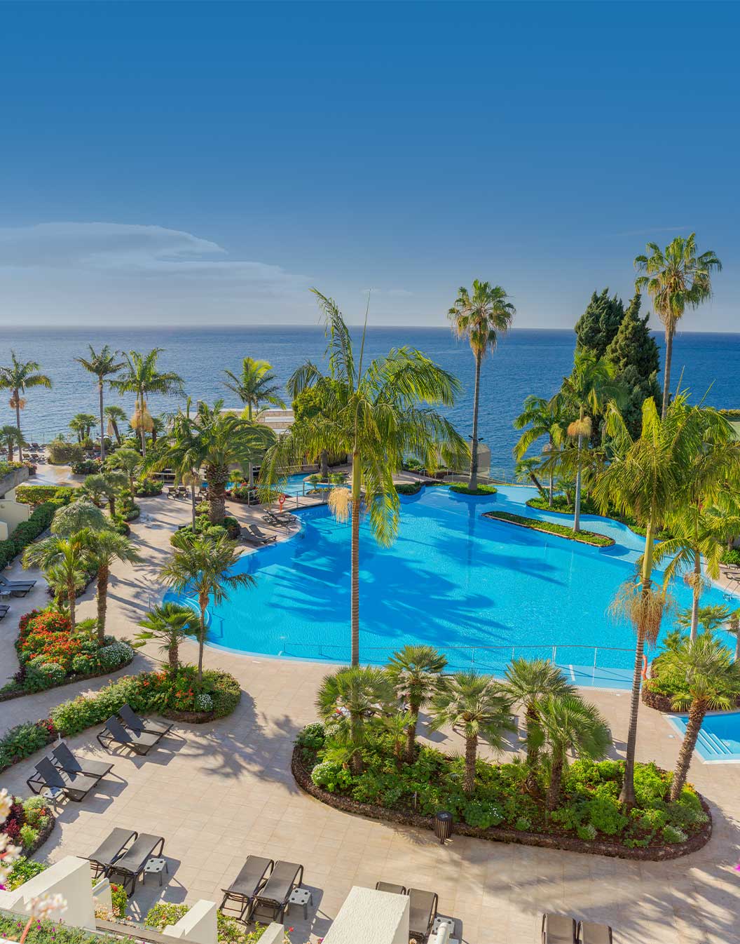 Außenansicht des Pools und Gebäudes des Pestana Carlton, ein Hotel im Zentrum von Funchal am Meer